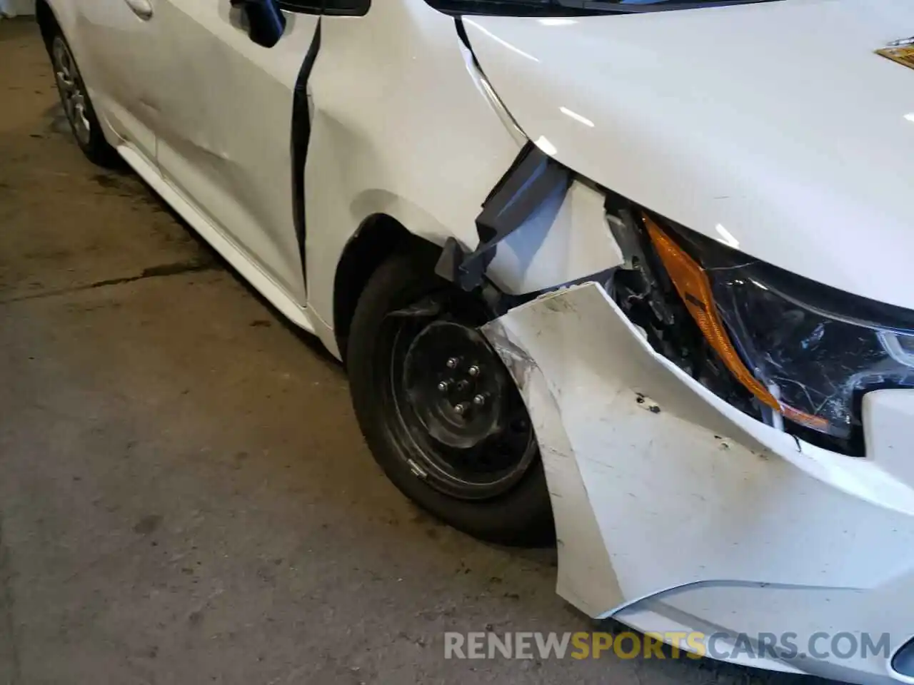 9 Photograph of a damaged car 5YFEPMAE8NP322188 TOYOTA COROLLA 2022