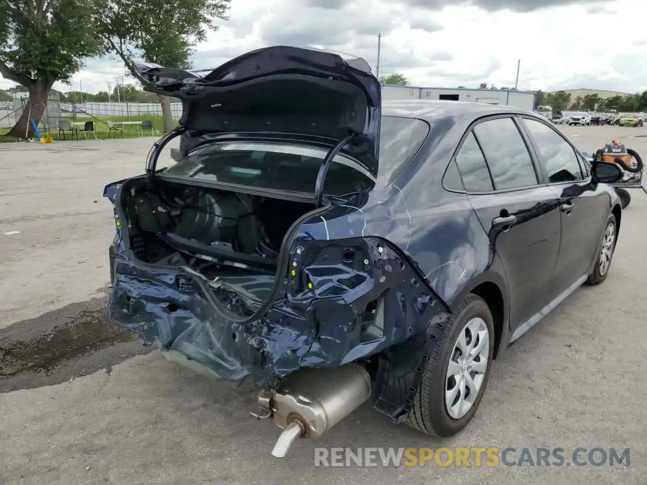 4 Photograph of a damaged car 5YFEPMAE8NP344353 TOYOTA COROLLA 2022