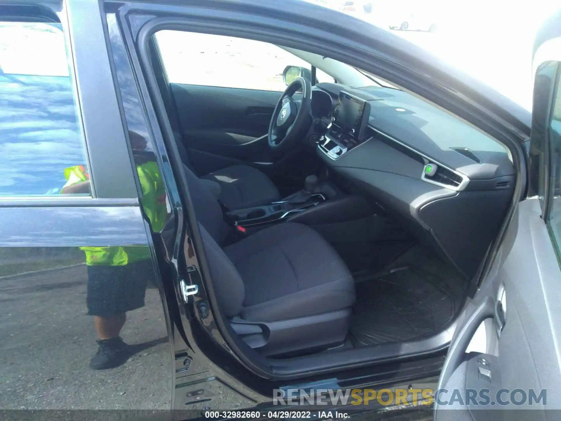 5 Photograph of a damaged car 5YFEPMAEXNP306803 TOYOTA COROLLA 2022