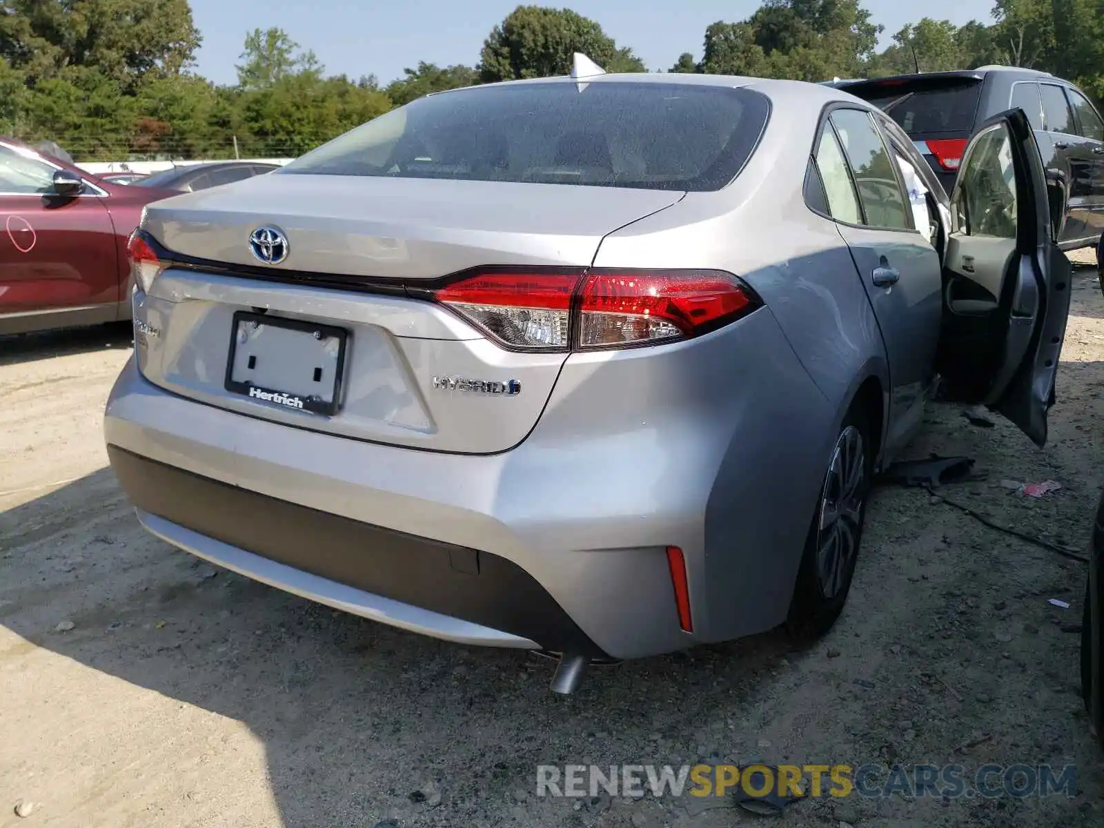 4 Photograph of a damaged car JTDEAMDE5NJ036610 TOYOTA COROLLA 2022