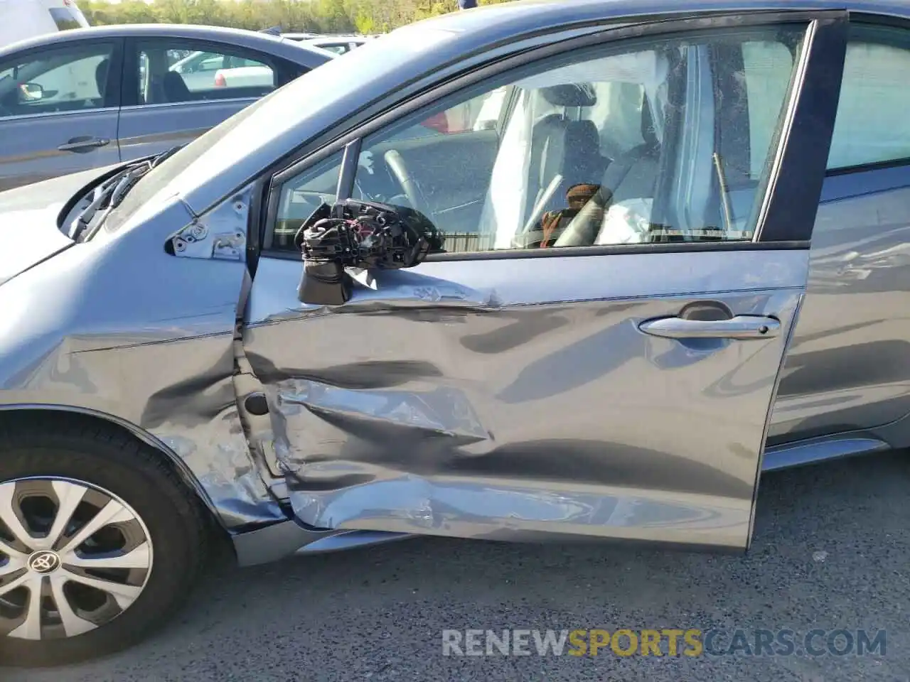 9 Photograph of a damaged car JTDEAMDE7NJ038018 TOYOTA COROLLA 2022