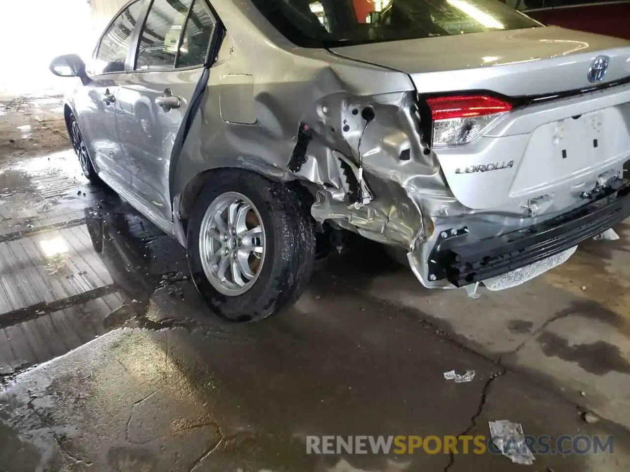 9 Photograph of a damaged car JTDEAMDE8NJ043065 TOYOTA COROLLA 2022