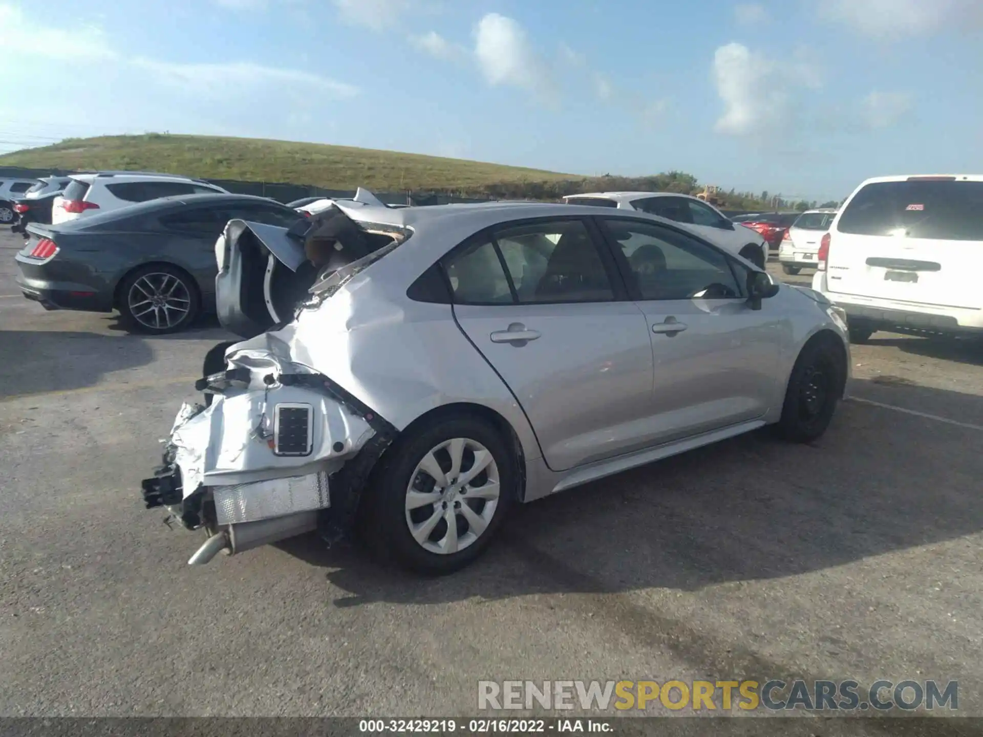 4 Photograph of a damaged car JTDEPMAE9N3005268 TOYOTA COROLLA 2022