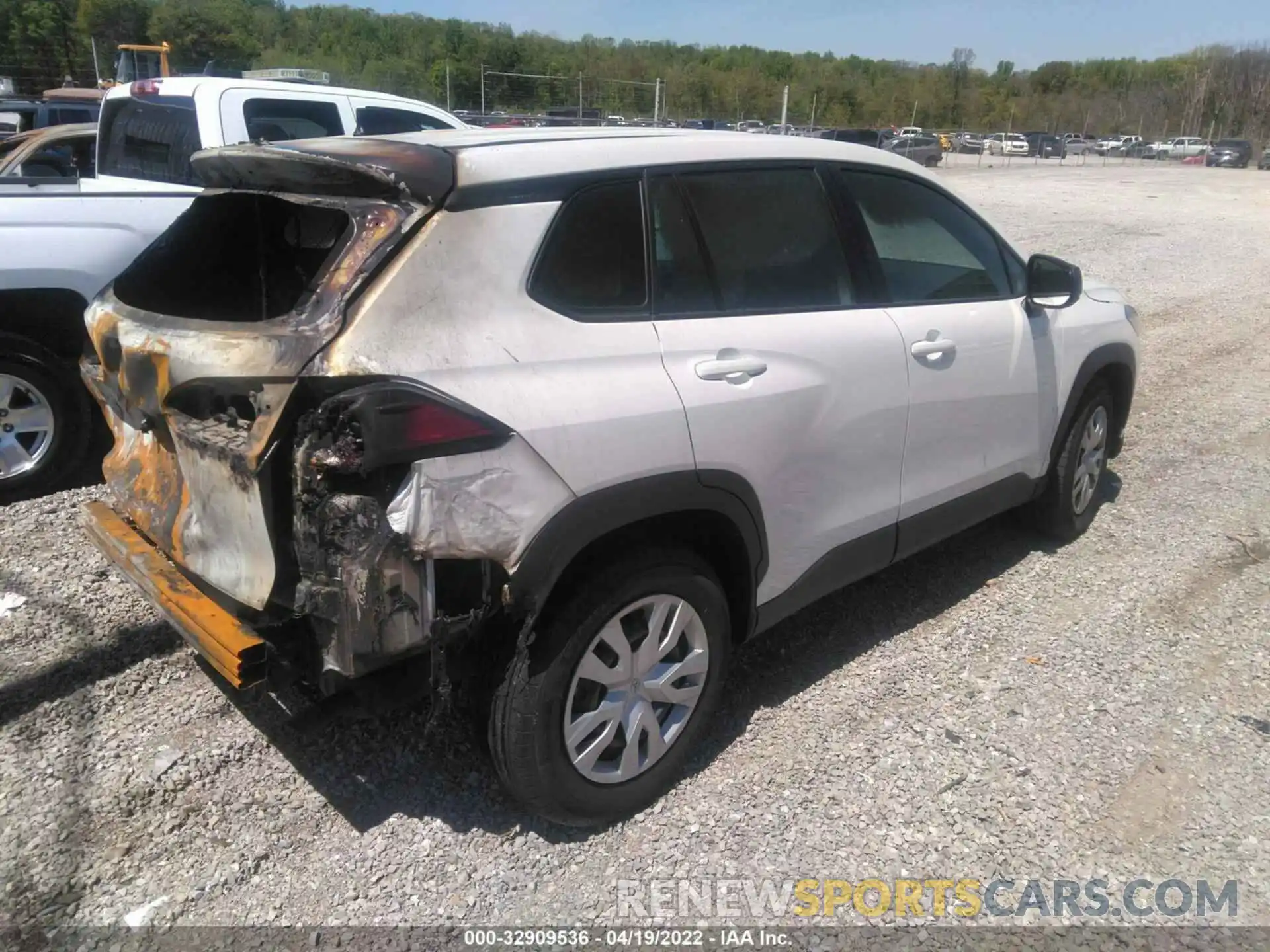 4 Photograph of a damaged car 7MUAAAAG1NV008735 TOYOTA COROLLA CROSS 2022