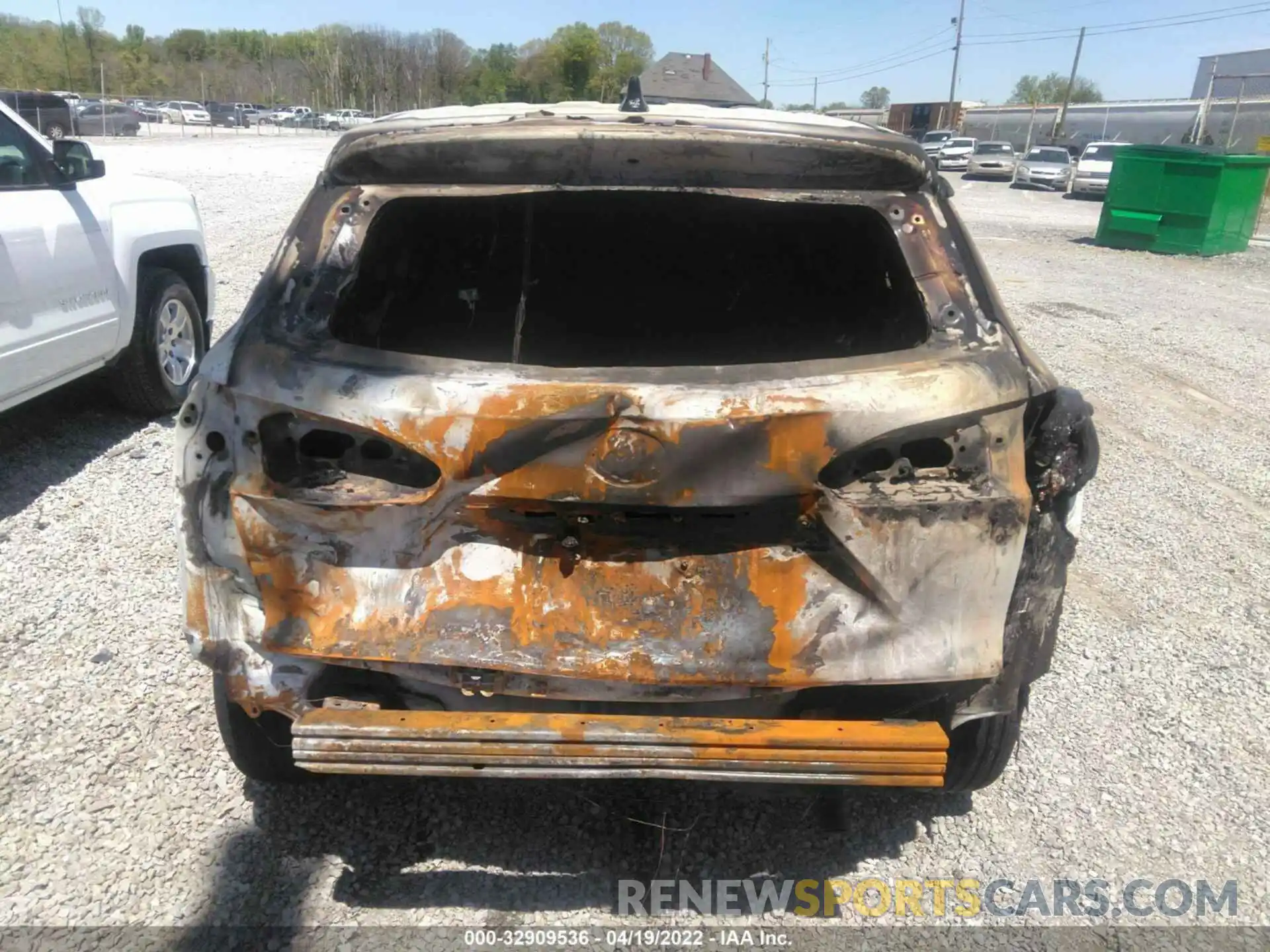 6 Photograph of a damaged car 7MUAAAAG1NV008735 TOYOTA COROLLA CROSS 2022