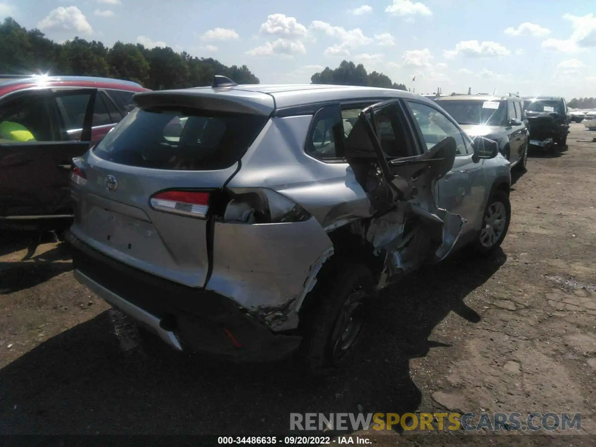 4 Photograph of a damaged car 7MUAAAAG3NV005013 TOYOTA COROLLA CROSS 2022