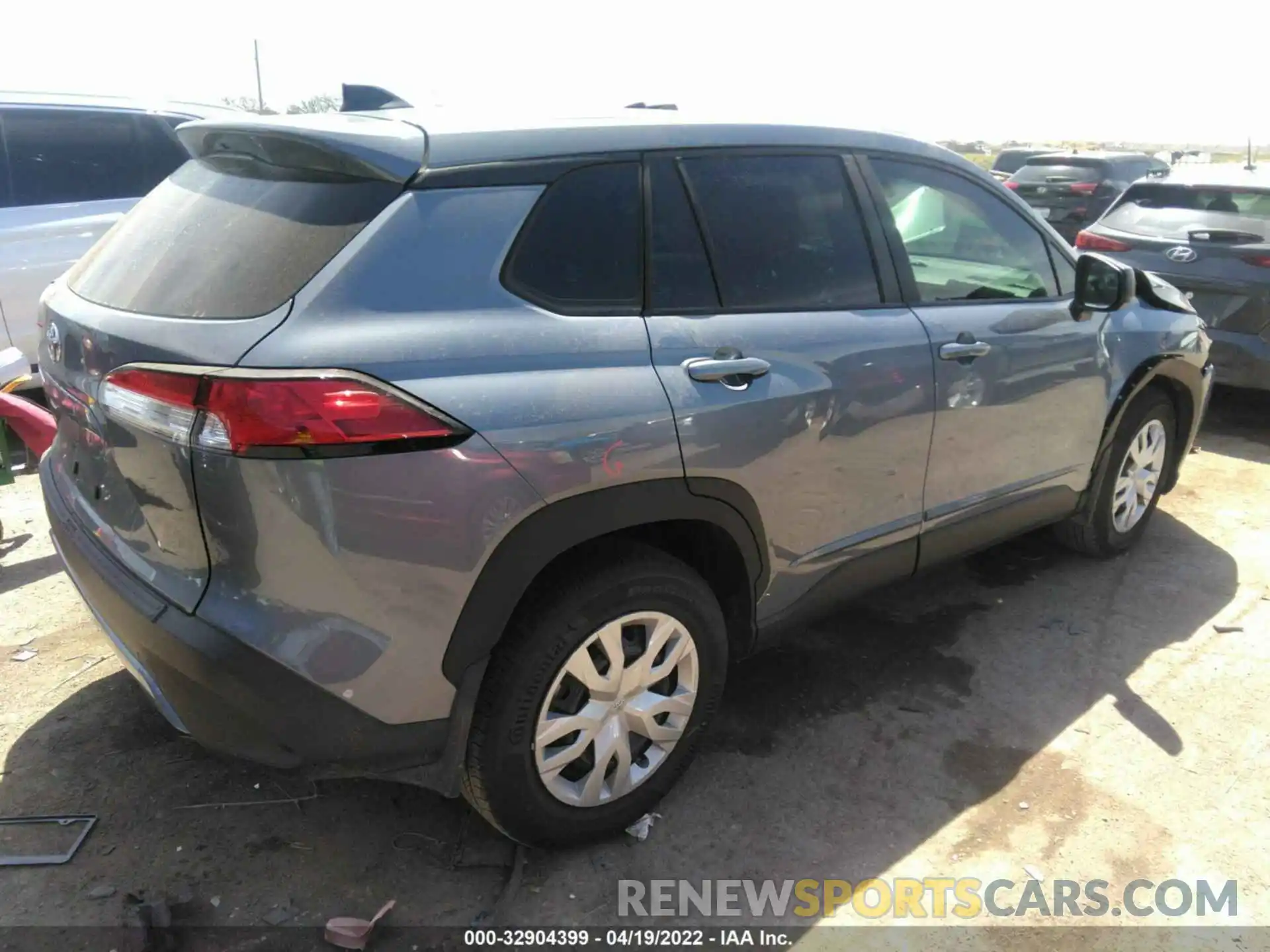 4 Photograph of a damaged car 7MUAAAAG5NV010276 TOYOTA COROLLA CROSS 2022