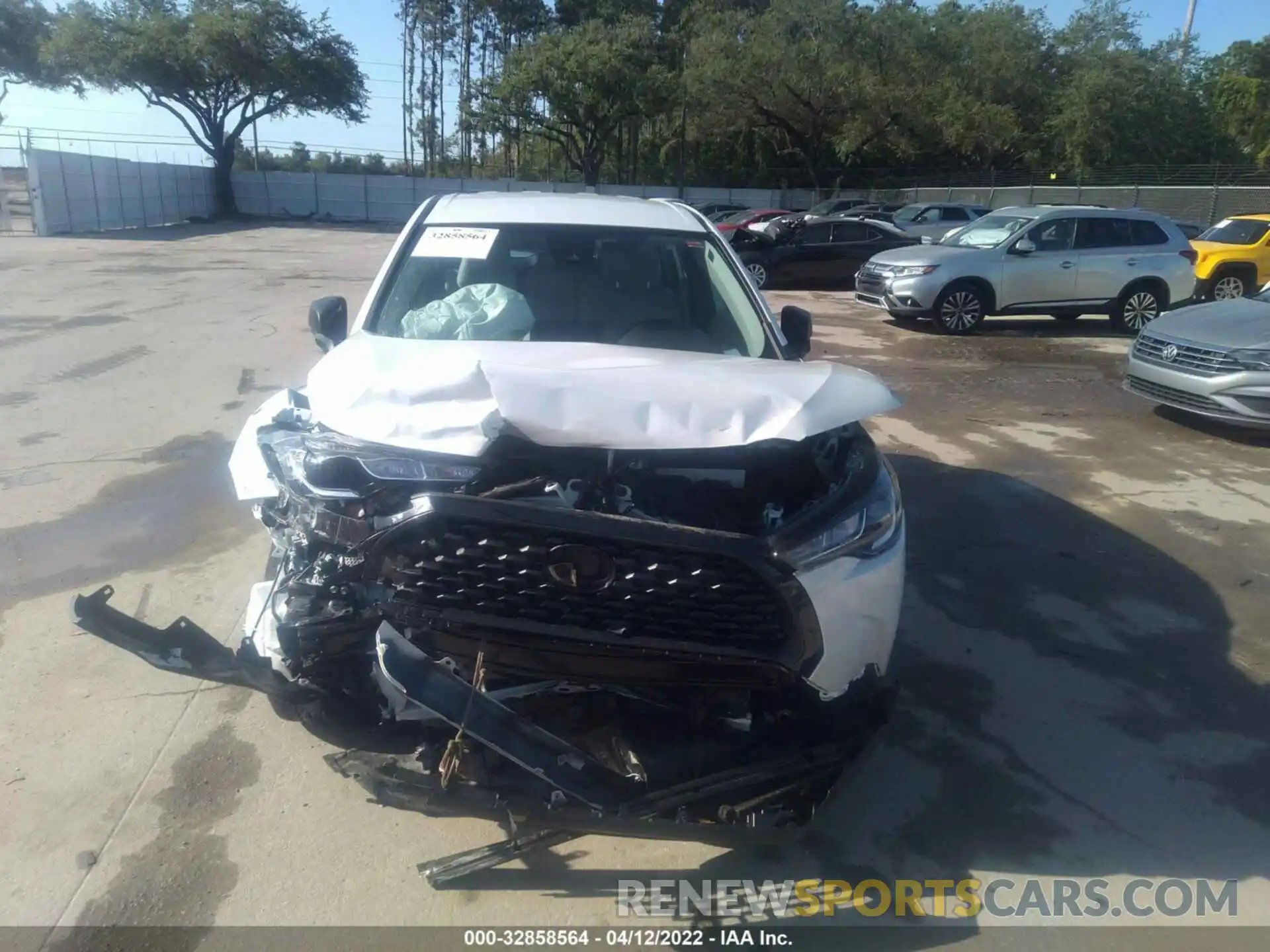 6 Photograph of a damaged car 7MUAAAAGXNV002853 TOYOTA COROLLA CROSS 2022