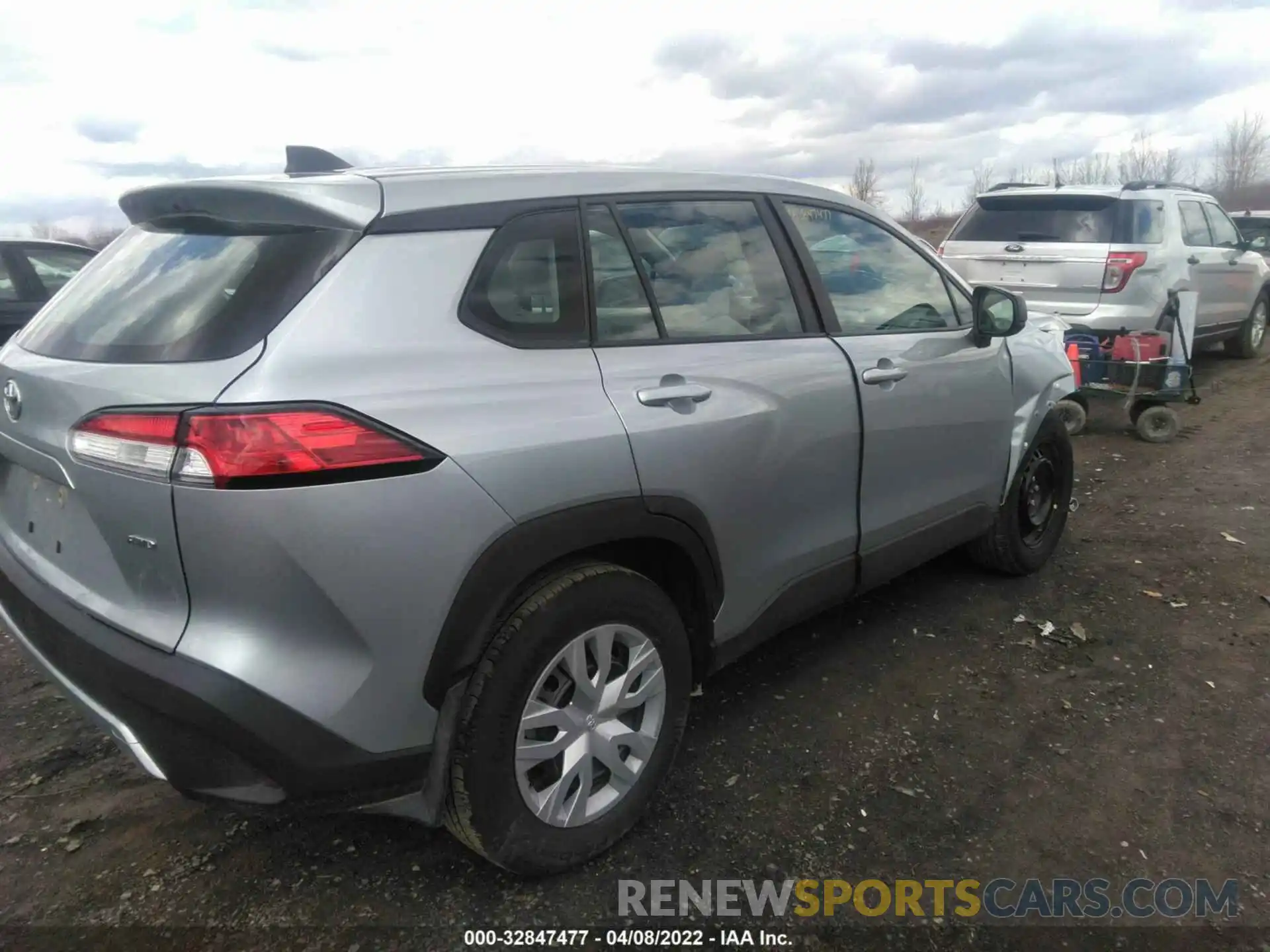 4 Photograph of a damaged car 7MUAAABG5NV002015 TOYOTA COROLLA CROSS 2022