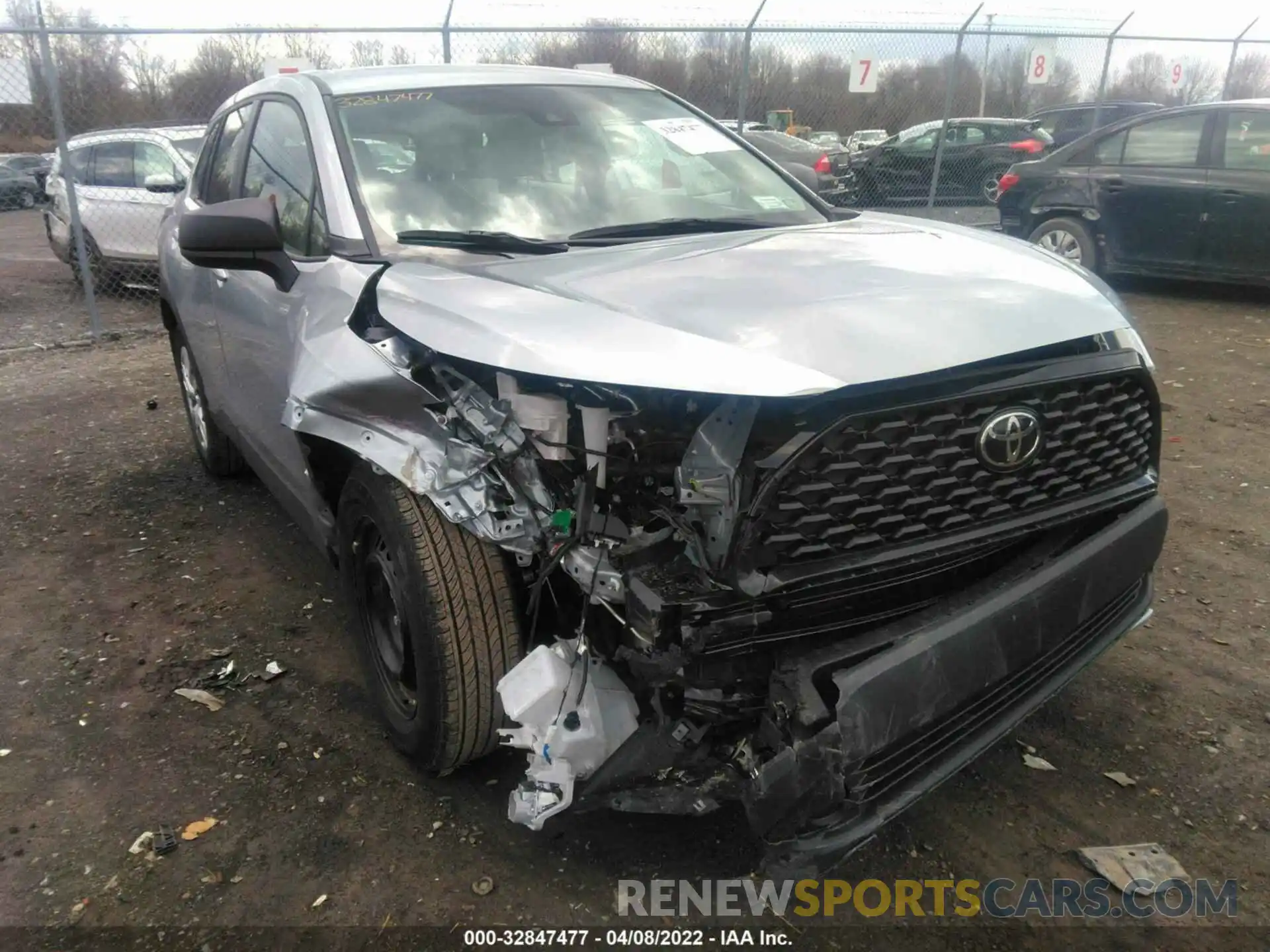 6 Photograph of a damaged car 7MUAAABG5NV002015 TOYOTA COROLLA CROSS 2022