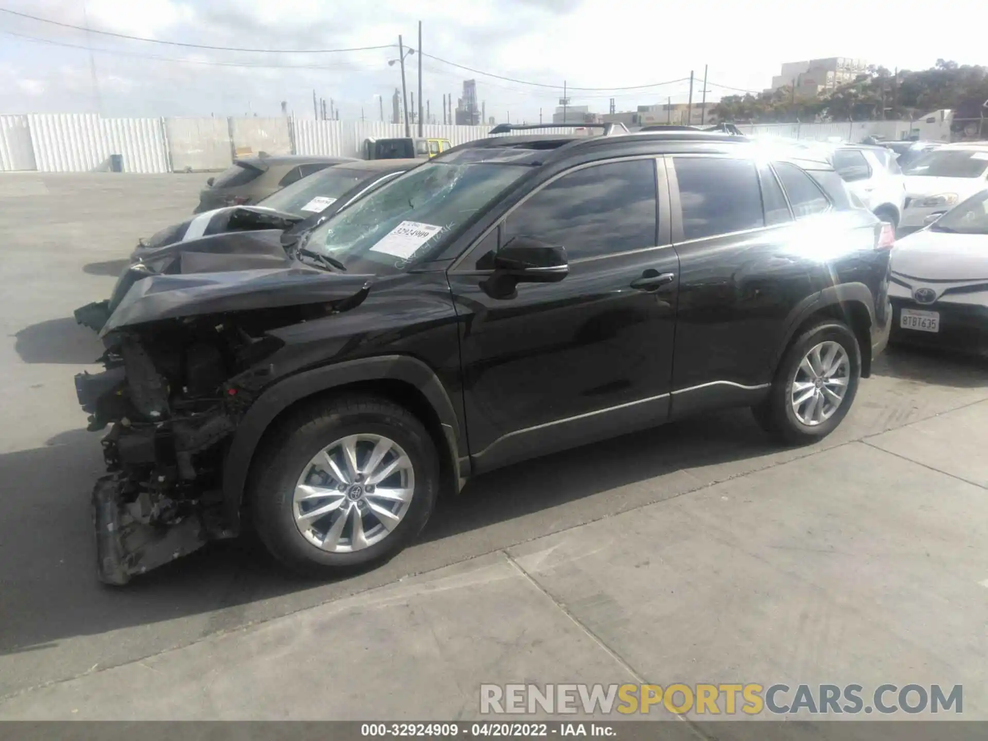 2 Photograph of a damaged car 7MUBAAAG5NV003722 TOYOTA COROLLA CROSS 2022