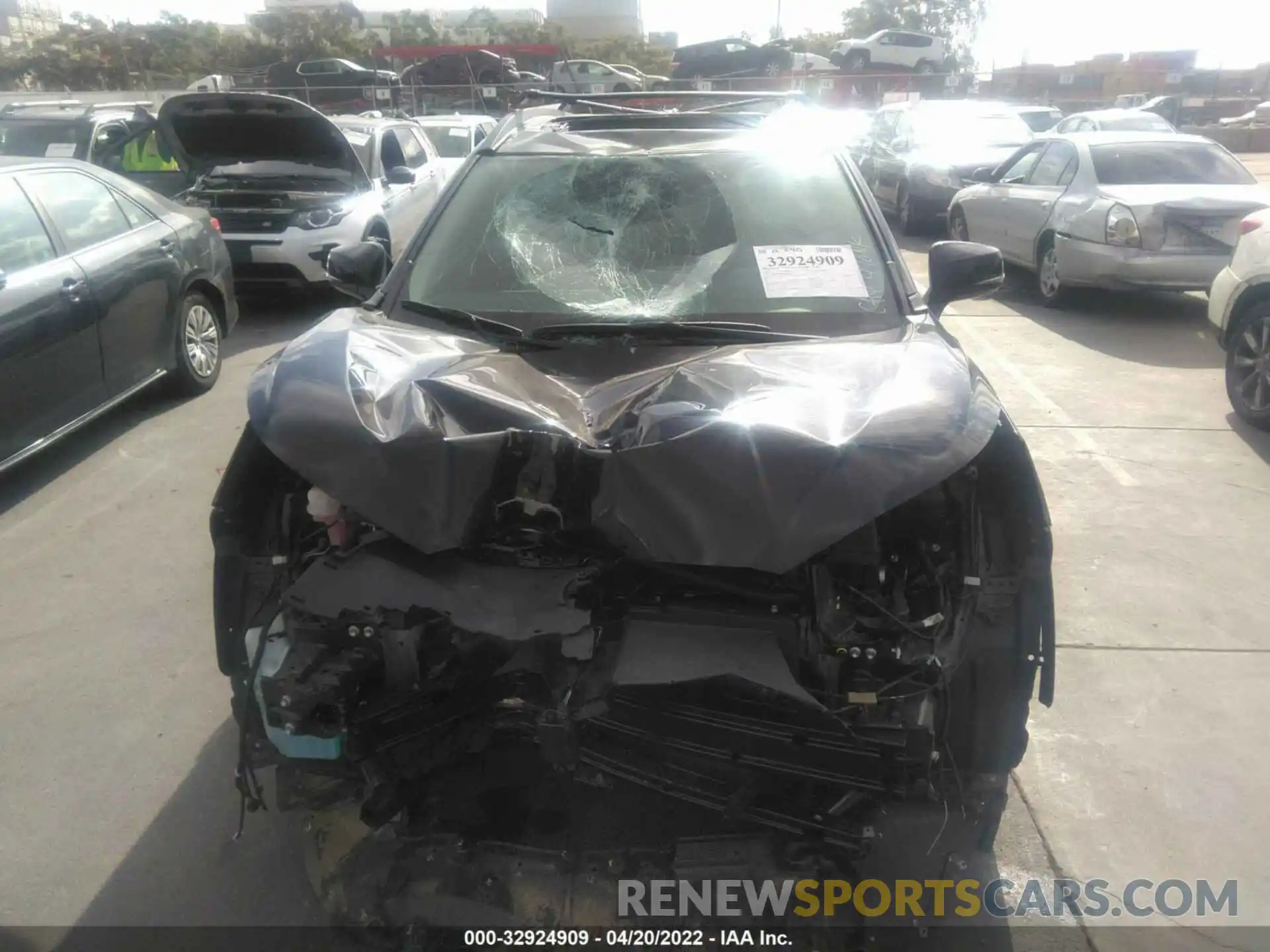 6 Photograph of a damaged car 7MUBAAAG5NV003722 TOYOTA COROLLA CROSS 2022