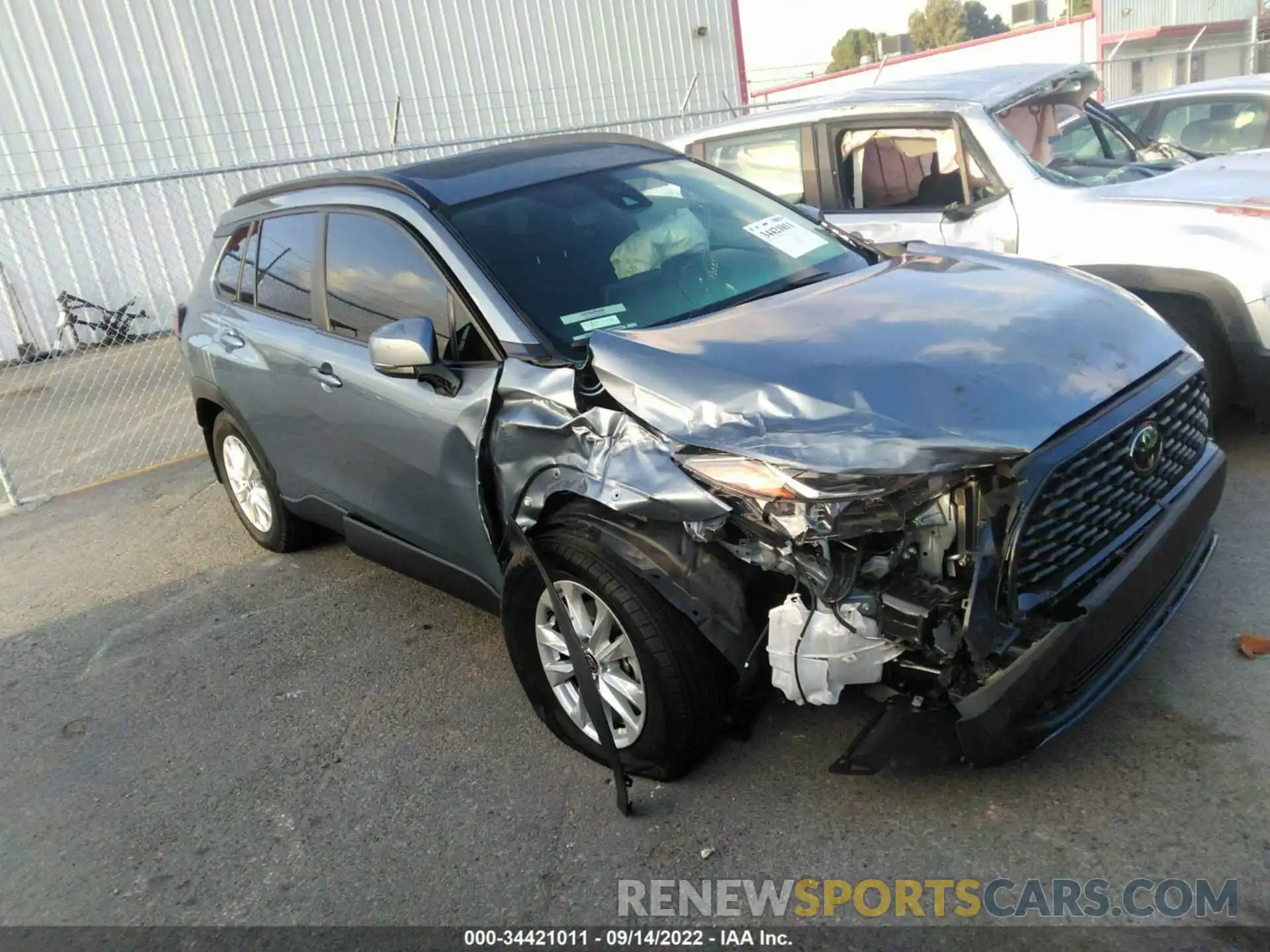 1 Photograph of a damaged car 7MUBAAAG5NV007429 TOYOTA COROLLA CROSS 2022