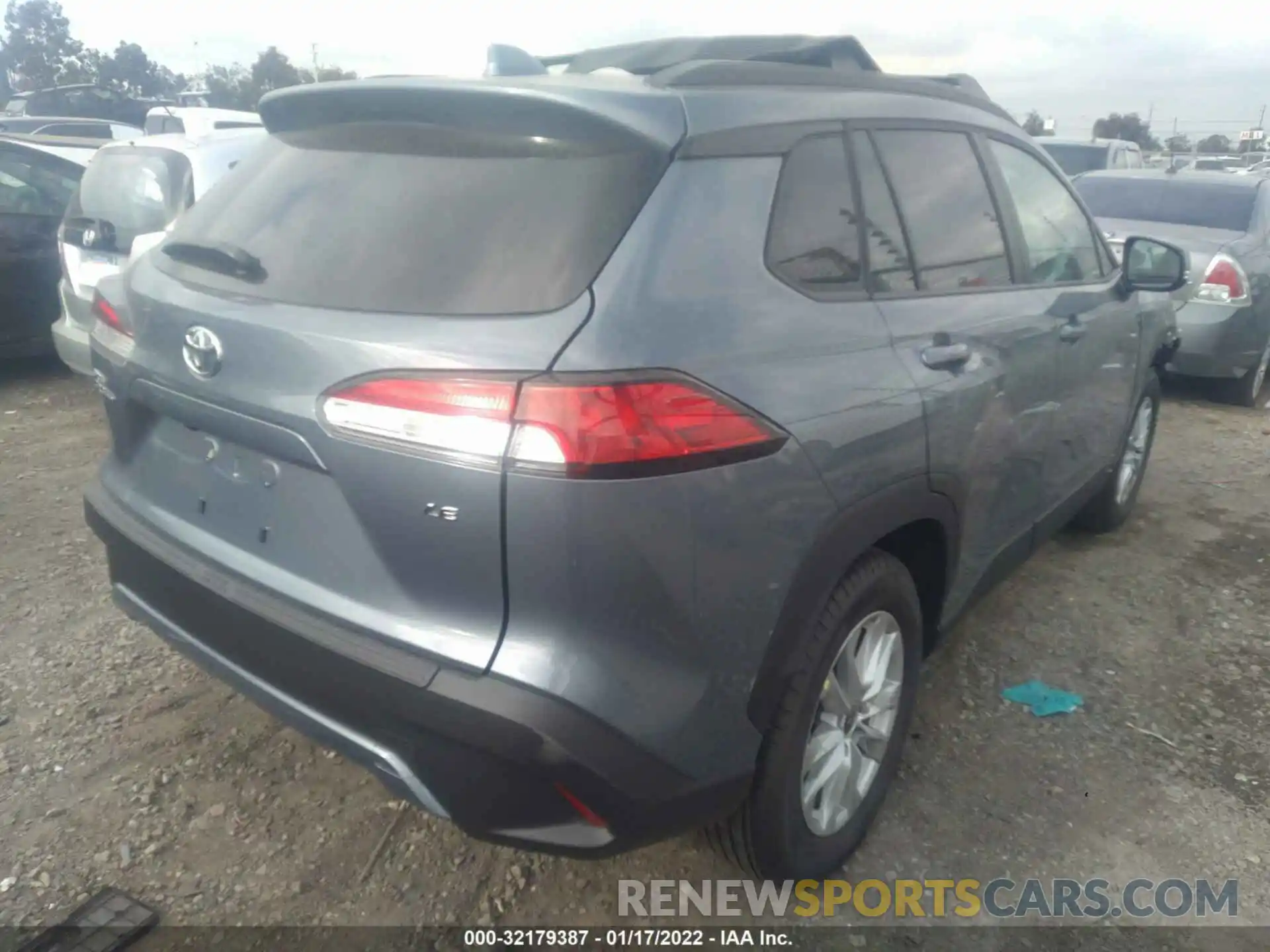 4 Photograph of a damaged car 7MUBAAAGXNV003263 TOYOTA COROLLA CROSS 2022