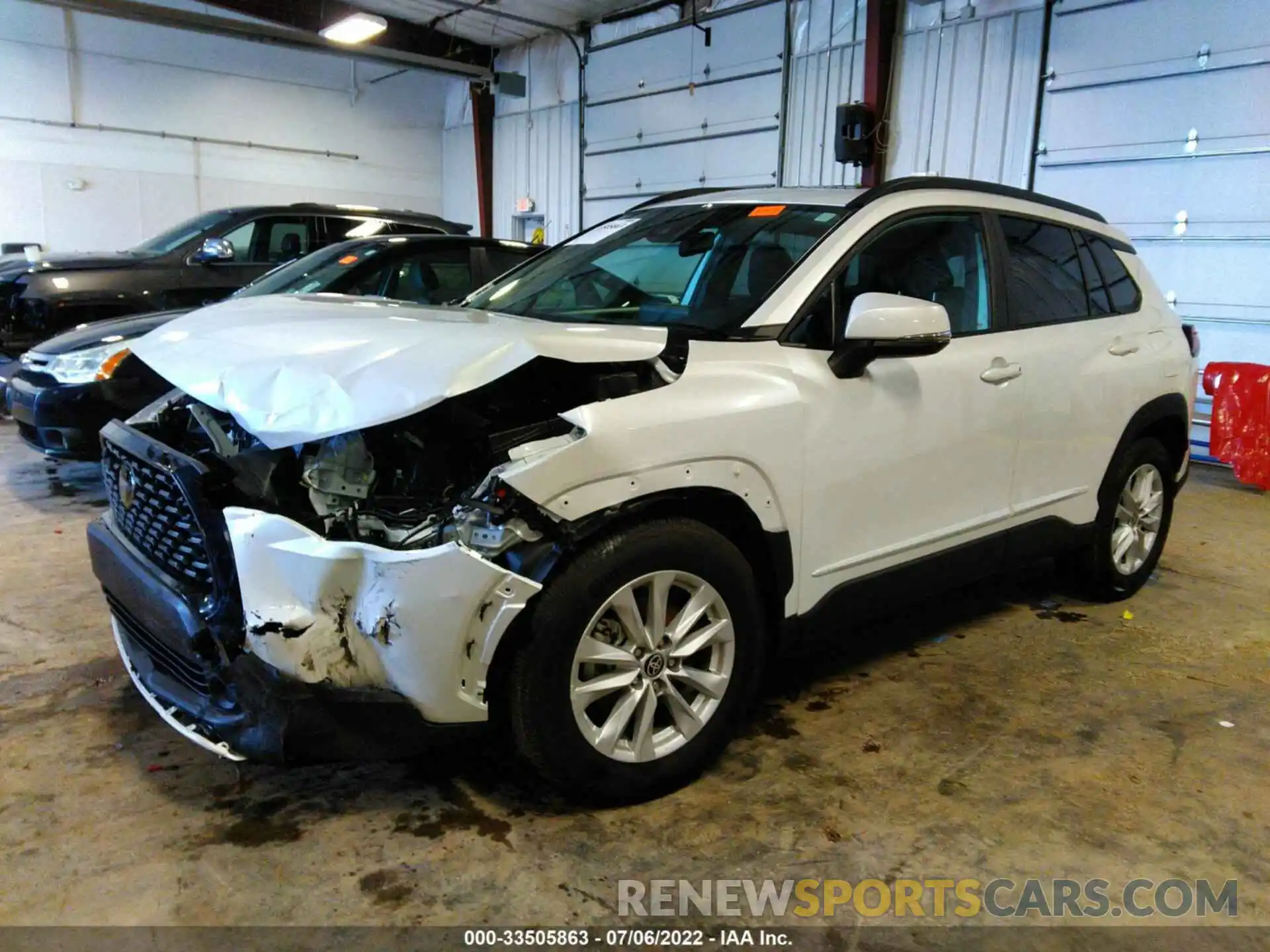 2 Photograph of a damaged car 7MUBAABG8NV002806 TOYOTA COROLLA CROSS 2022