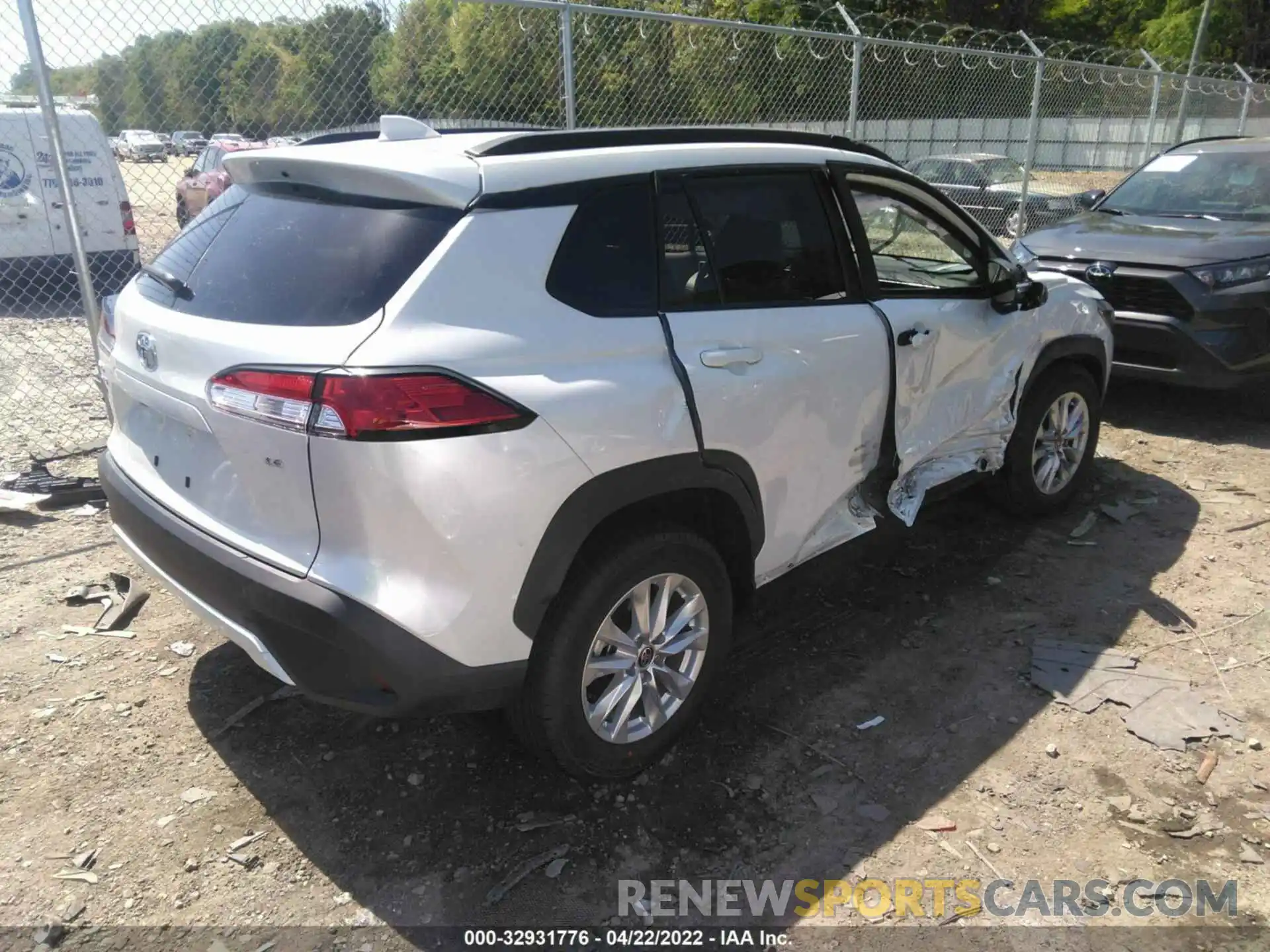 4 Photograph of a damaged car 7MUCAAAG1NV004208 TOYOTA COROLLA CROSS 2022