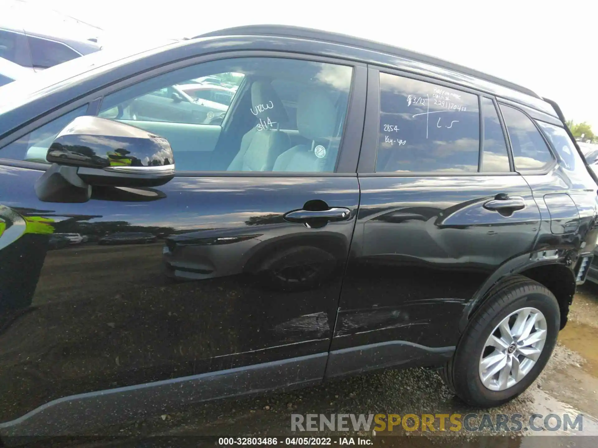 12 Photograph of a damaged car 7MUCAAAG2NV008641 TOYOTA COROLLA CROSS 2022