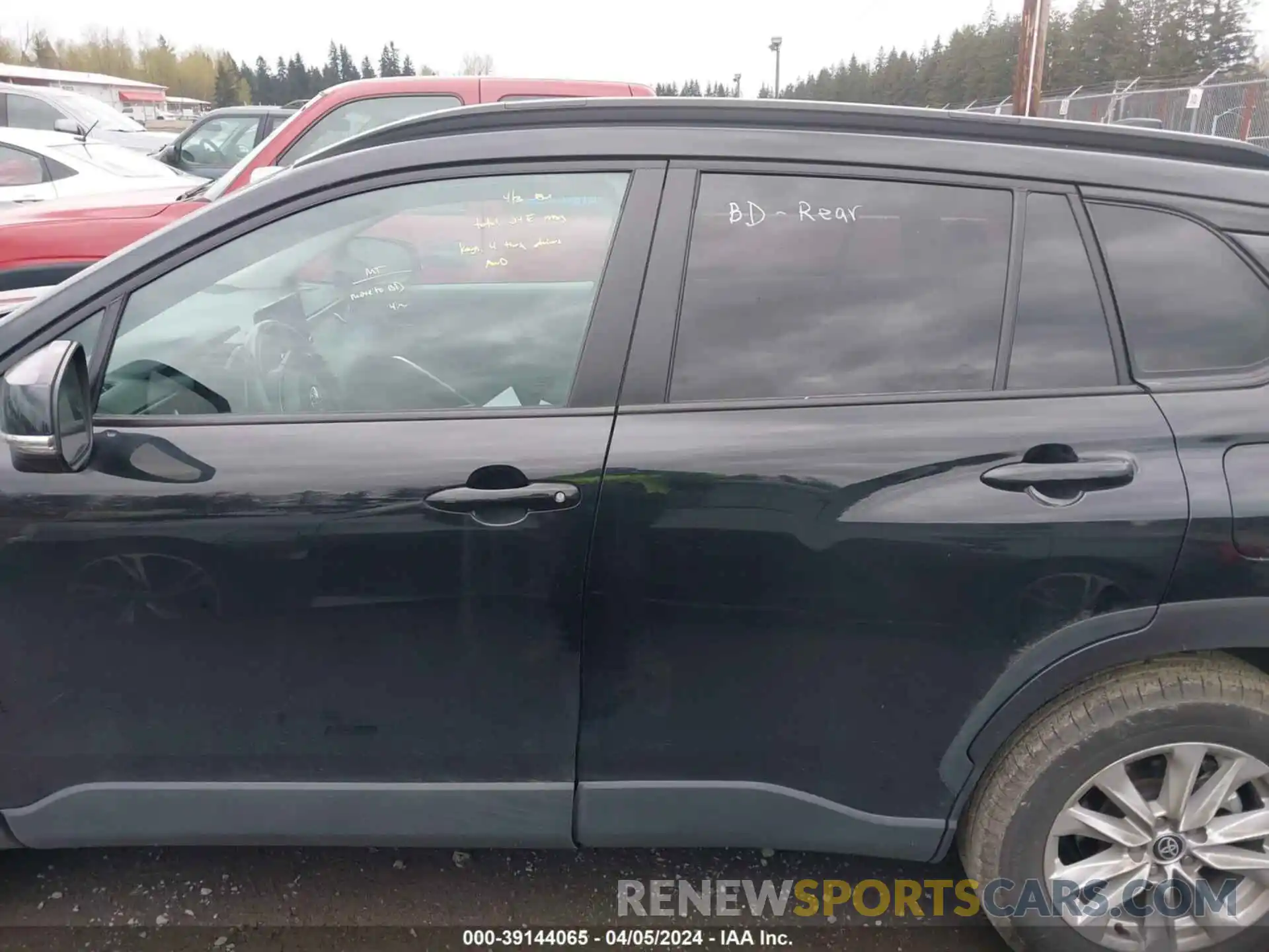 14 Photograph of a damaged car 7MUCAAAG4NV025098 TOYOTA COROLLA CROSS 2022