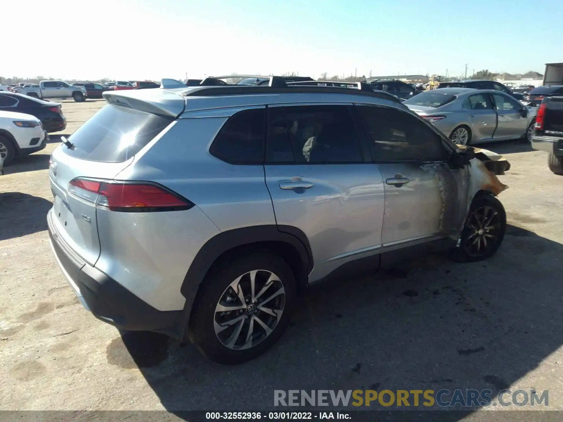 4 Photograph of a damaged car 7MUDAAAG6NV003074 TOYOTA COROLLA CROSS 2022