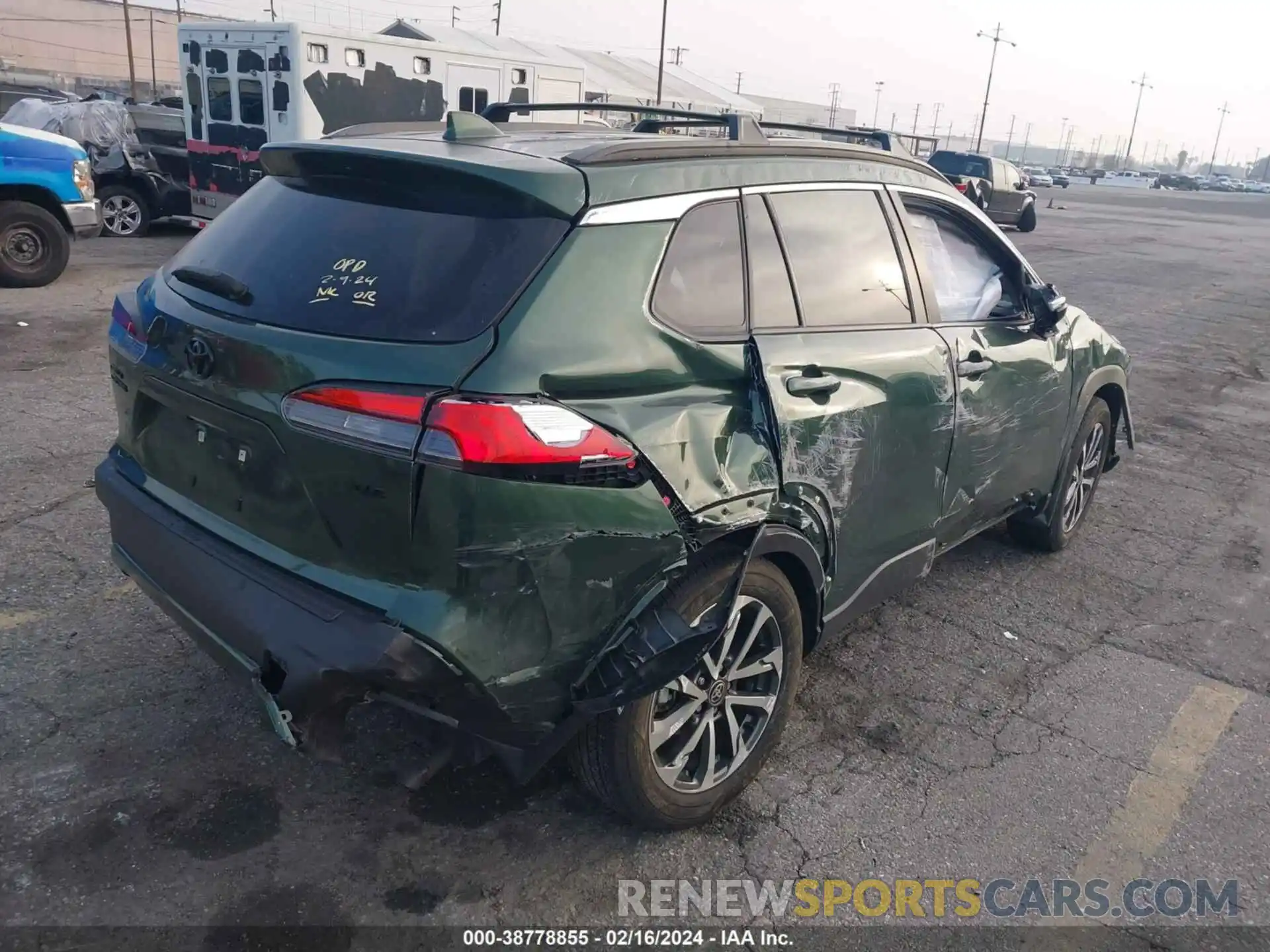 4 Photograph of a damaged car 7MUDAAAG6NV030341 TOYOTA COROLLA CROSS 2022