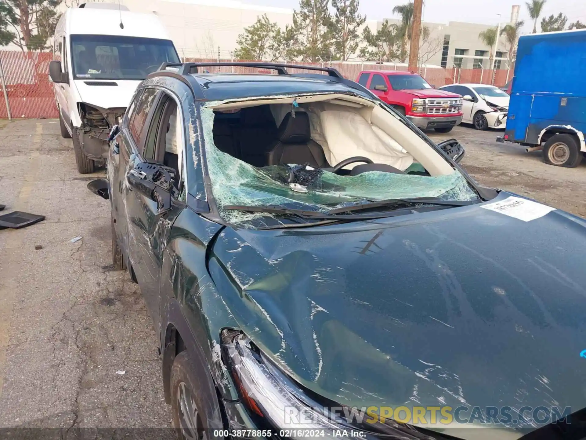 6 Photograph of a damaged car 7MUDAAAG6NV030341 TOYOTA COROLLA CROSS 2022