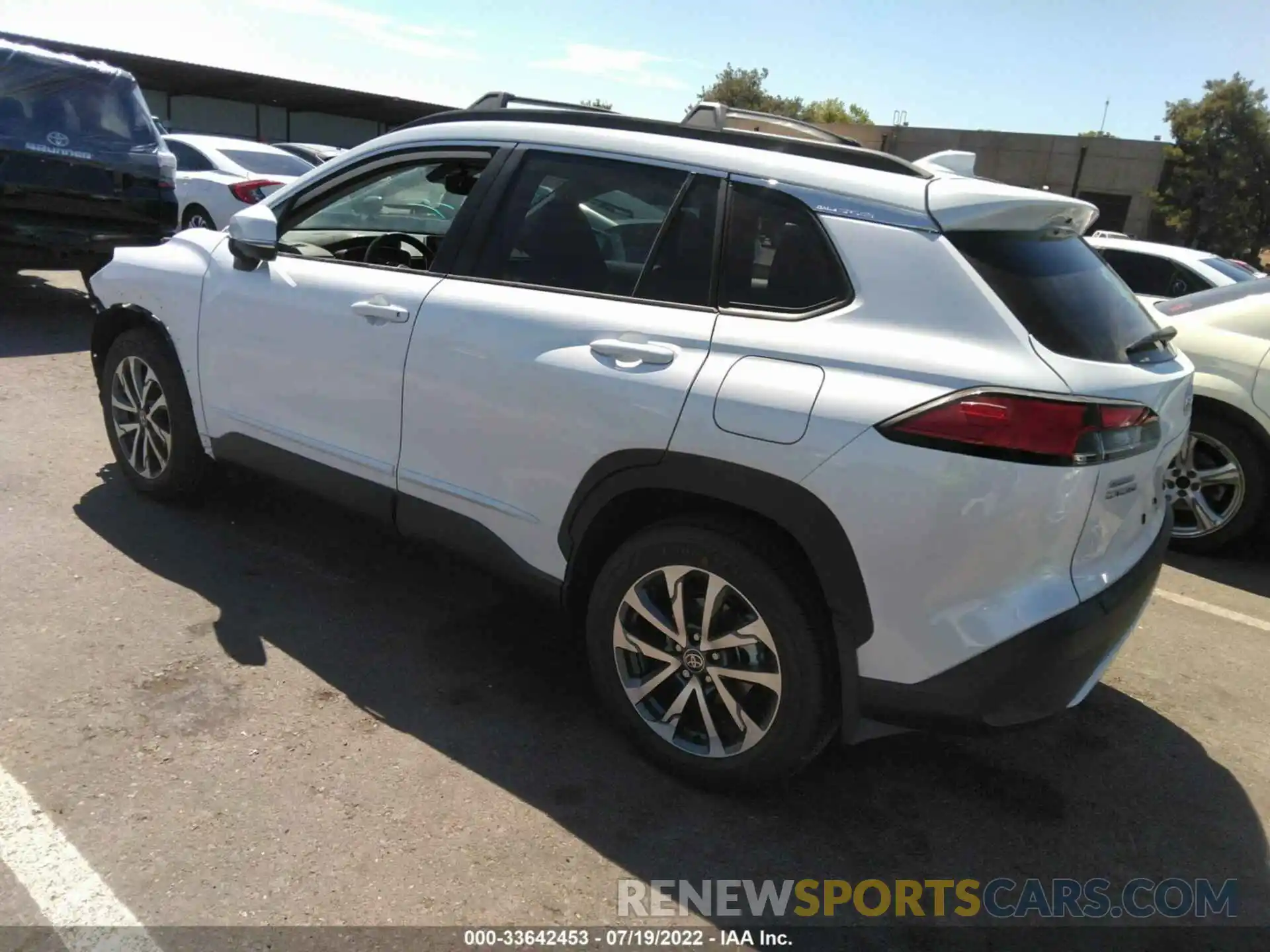 3 Photograph of a damaged car 7MUDAAAGXNV004079 TOYOTA COROLLA CROSS 2022