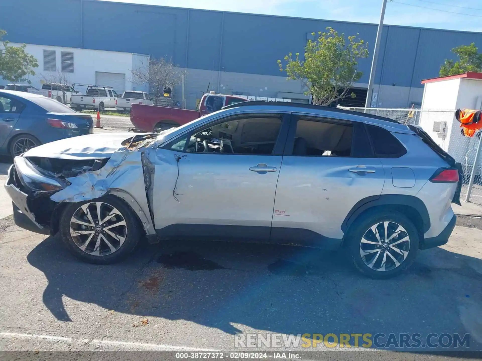 14 Photograph of a damaged car 7MUDAAAGXNV022808 TOYOTA COROLLA CROSS 2022