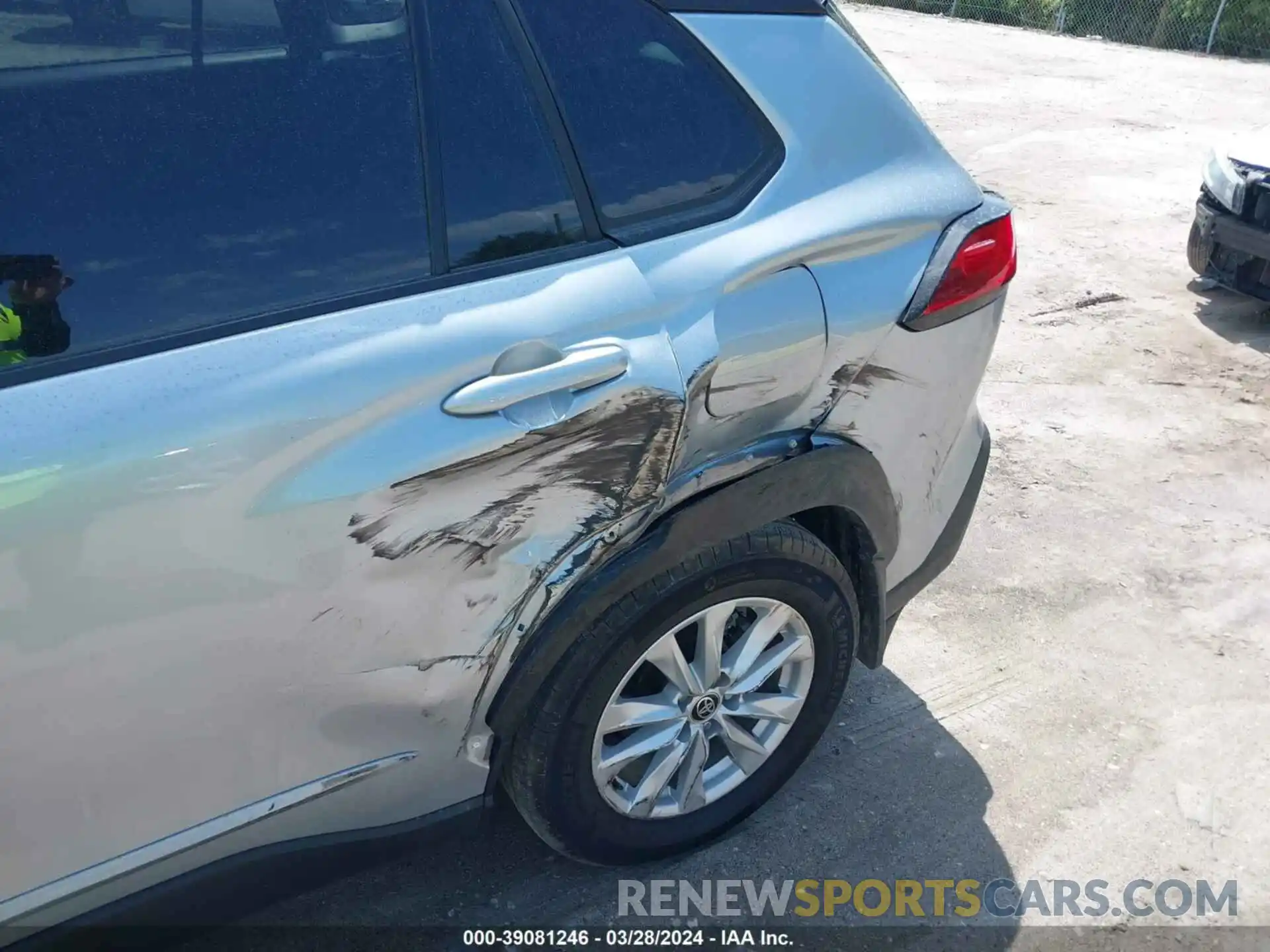 18 Photograph of a damaged car 7MUCAAAG4PV057973 TOYOTA COROLLA CROSS 2023