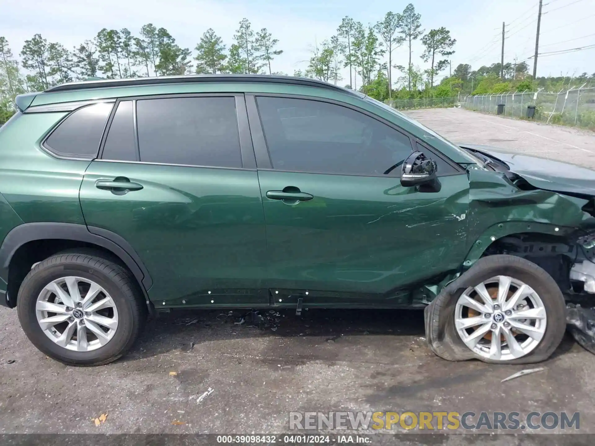 13 Photograph of a damaged car 7MUCAAAG5PV046867 TOYOTA COROLLA CROSS 2023