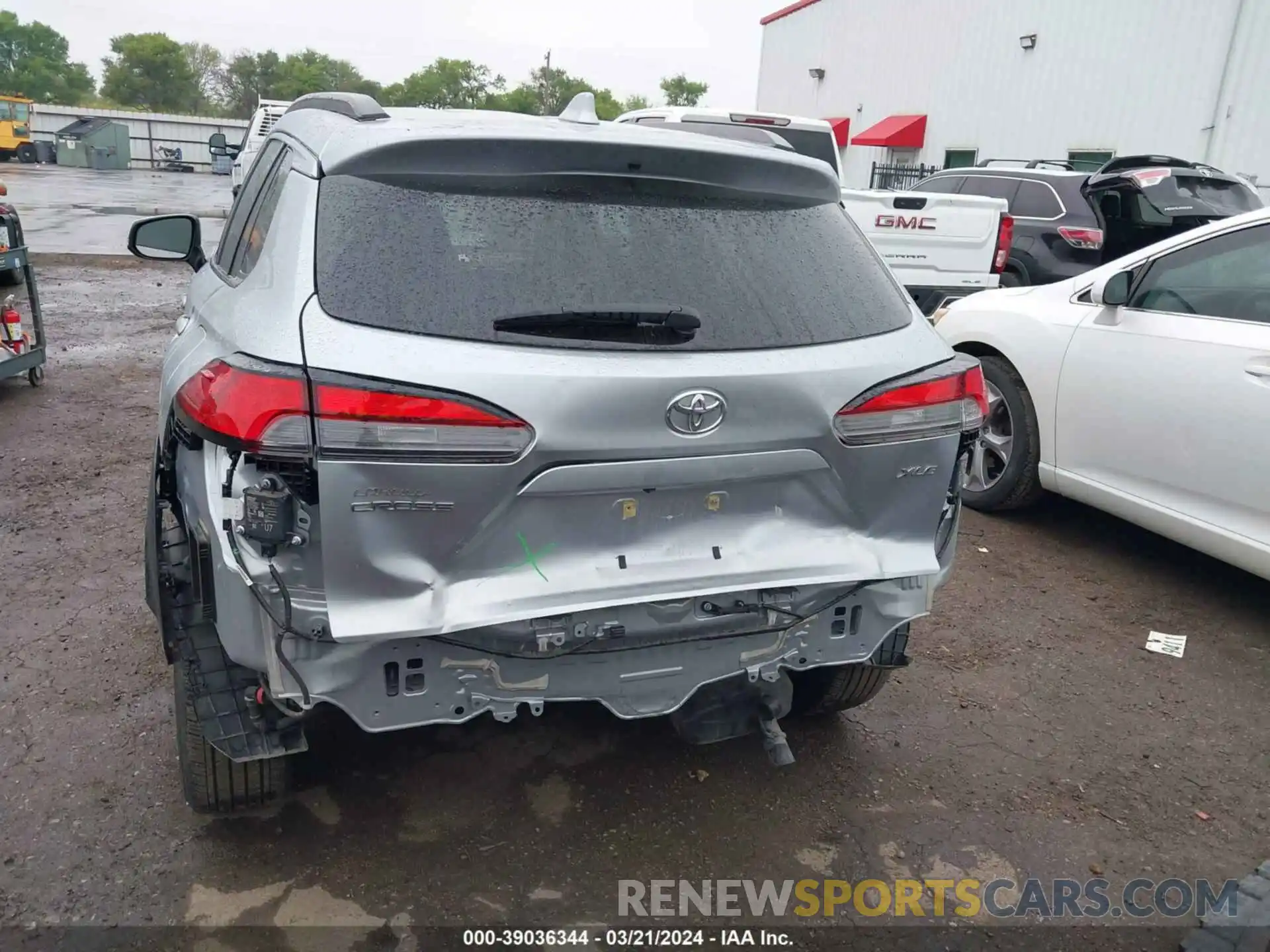 17 Photograph of a damaged car 7MUEAAAGXPV053547 TOYOTA COROLLA CROSS 2023