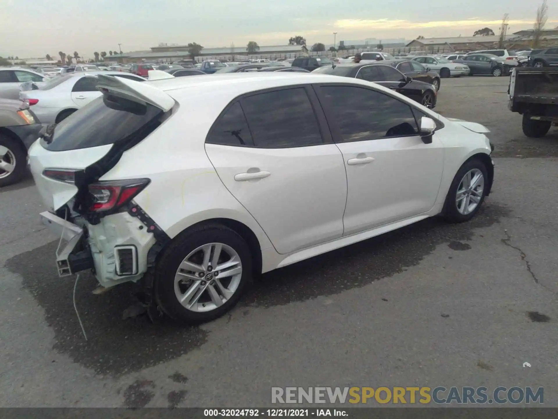 4 Photograph of a damaged car JTNK4RBE8K3027096 TOYOTA COROLLA HATCHBACK 2019