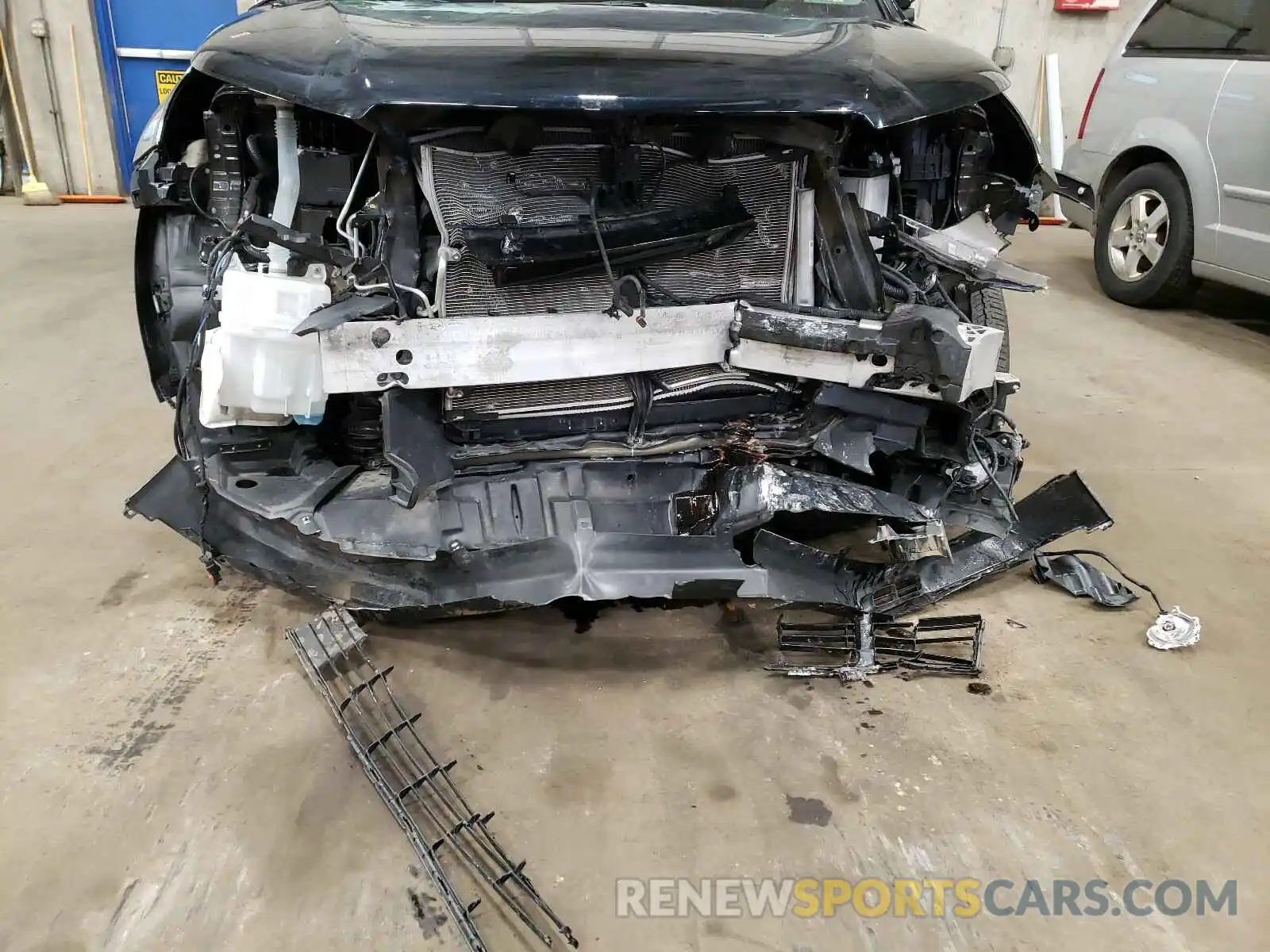 9 Photograph of a damaged car 5TDJZRFH5KS566392 TOYOTA HIGHLA XLE 2019