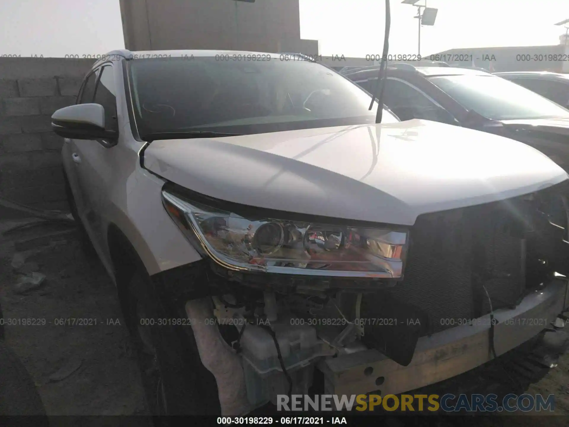 1 Photograph of a damaged car 00000000000576808 TOYOTA HIGHLANDER 2019