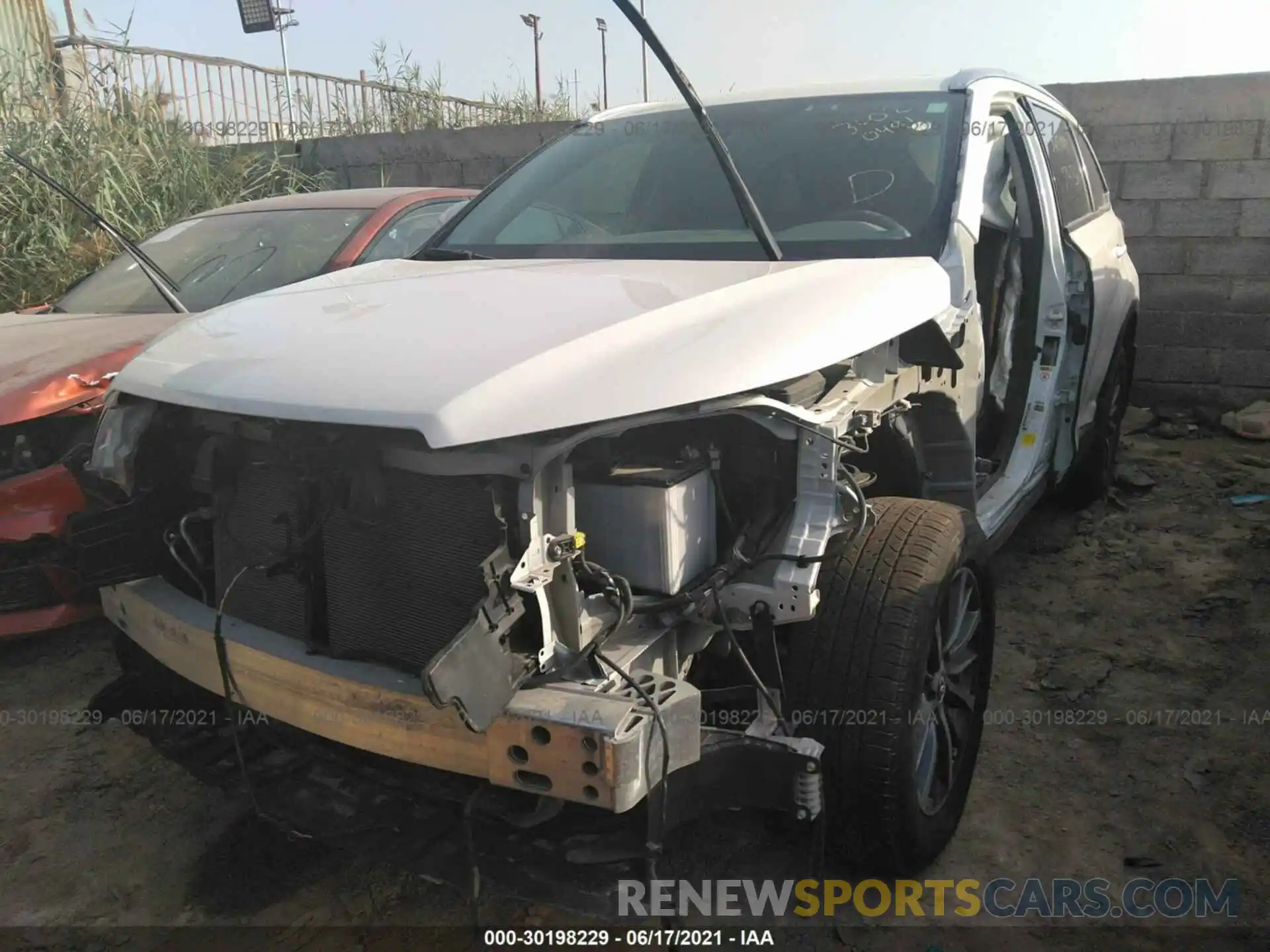 2 Photograph of a damaged car 00000000000576808 TOYOTA HIGHLANDER 2019