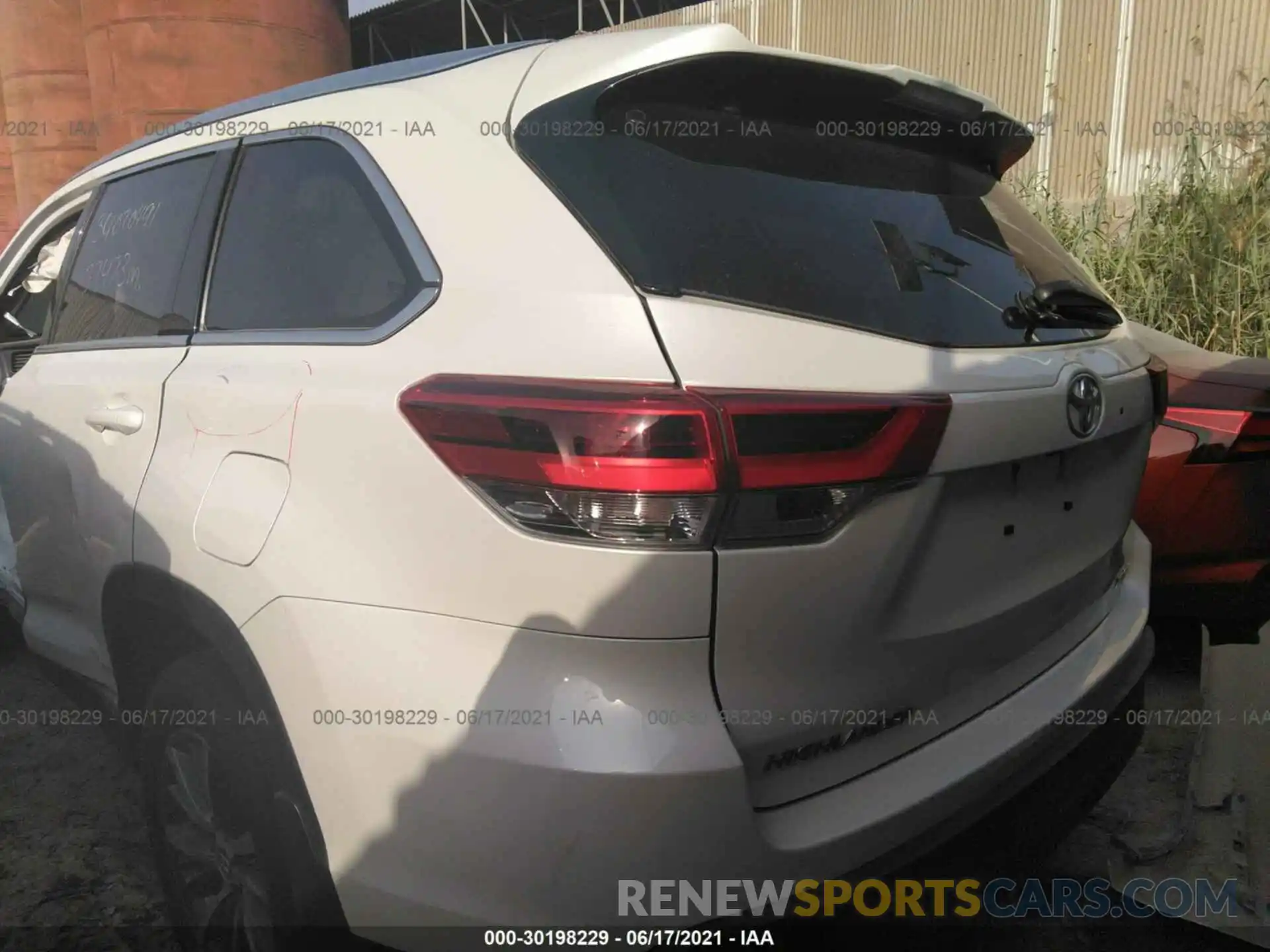 3 Photograph of a damaged car 00000000000576808 TOYOTA HIGHLANDER 2019