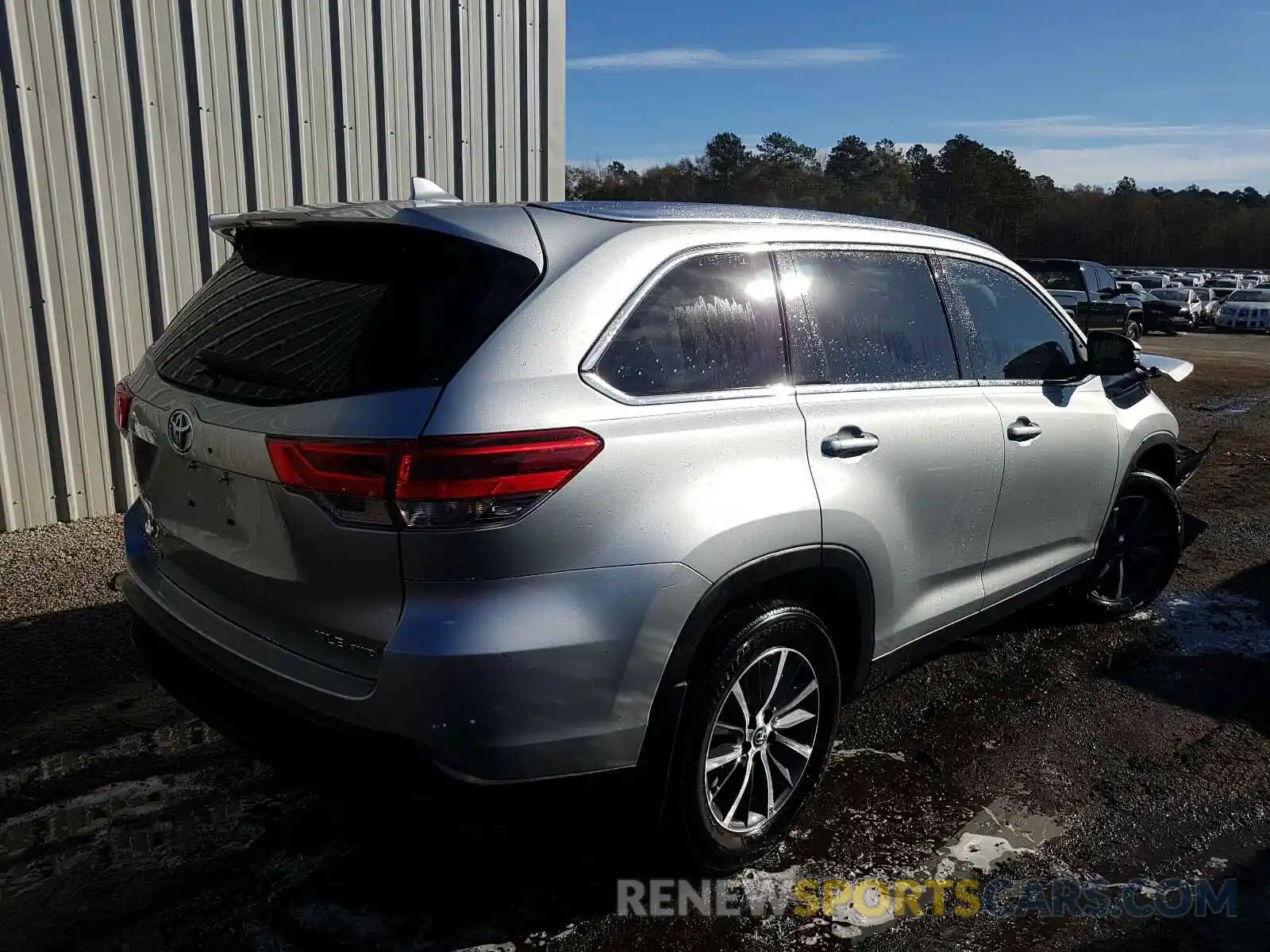 4 Photograph of a damaged car 5TD17RFH4KS937753 TOYOTA HIGHLANDER 2019