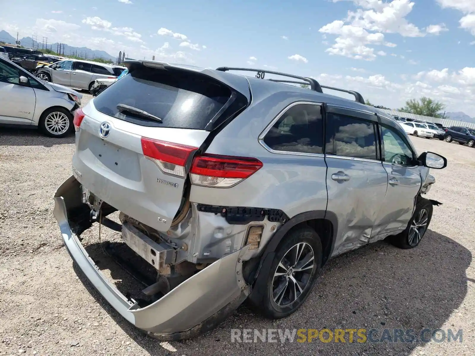 4 Photograph of a damaged car 5TDBGRFH1KS052792 TOYOTA HIGHLANDER 2019