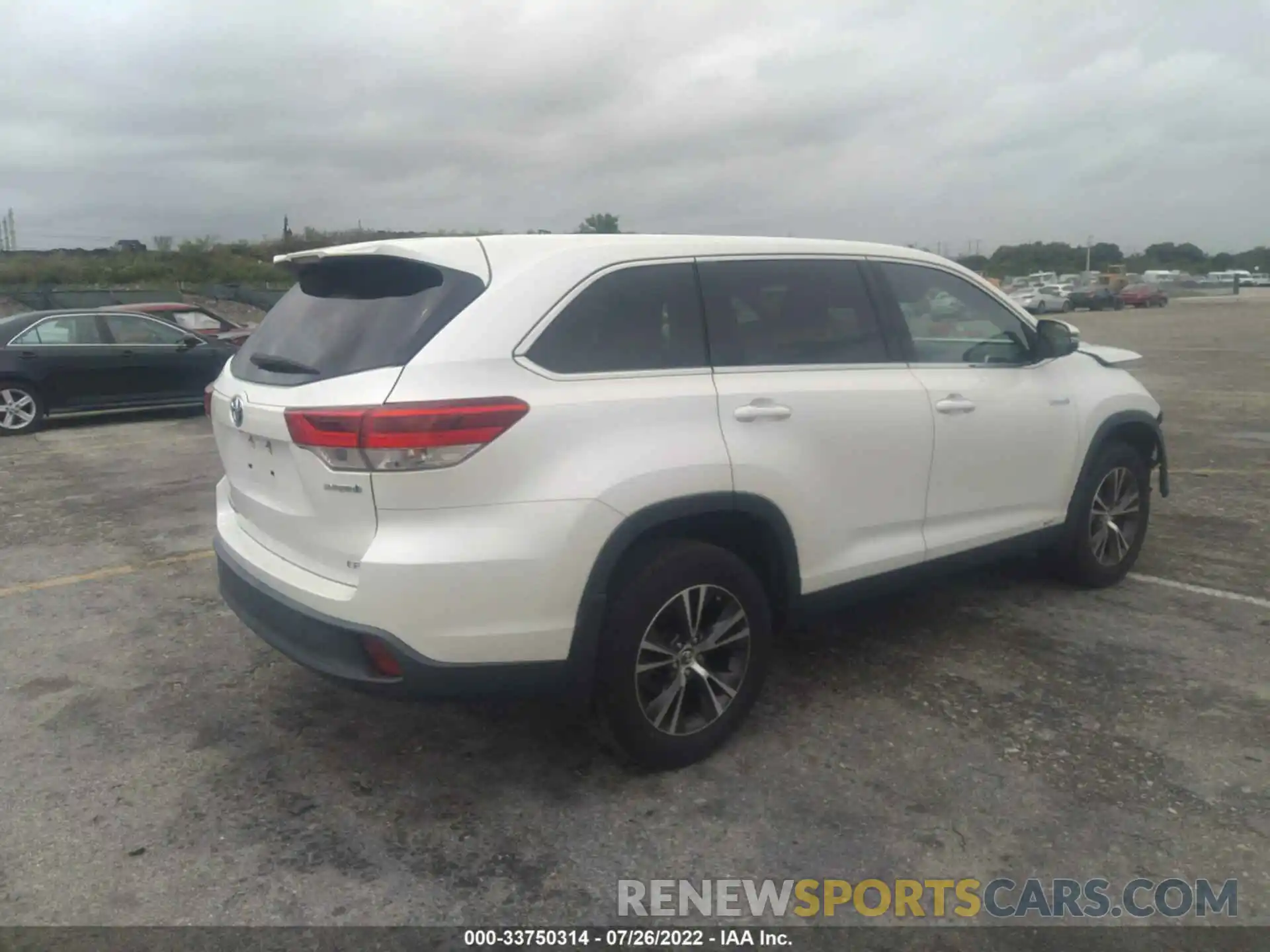 4 Photograph of a damaged car 5TDBGRFH1KS058382 TOYOTA HIGHLANDER 2019