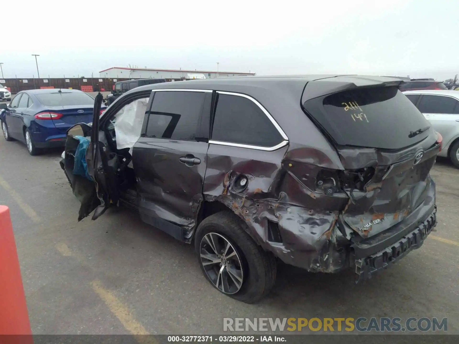 3 Photograph of a damaged car 5TDBGRFH2KS069830 TOYOTA HIGHLANDER 2019