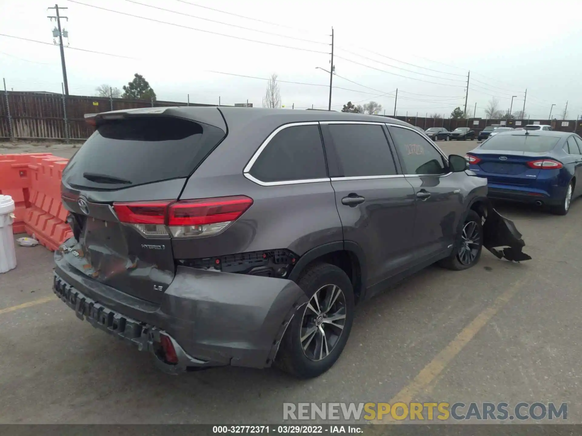 4 Photograph of a damaged car 5TDBGRFH2KS069830 TOYOTA HIGHLANDER 2019