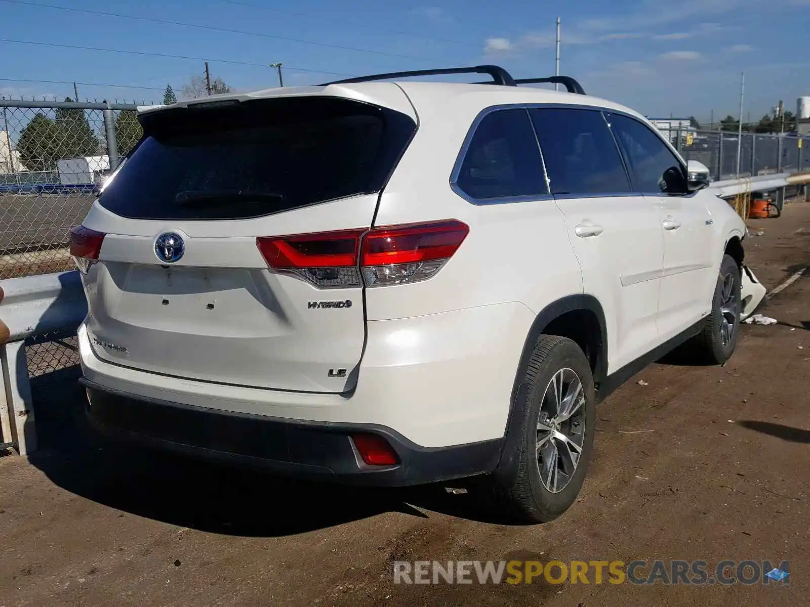 4 Photograph of a damaged car 5TDBGRFH7KS063215 TOYOTA HIGHLANDER 2019