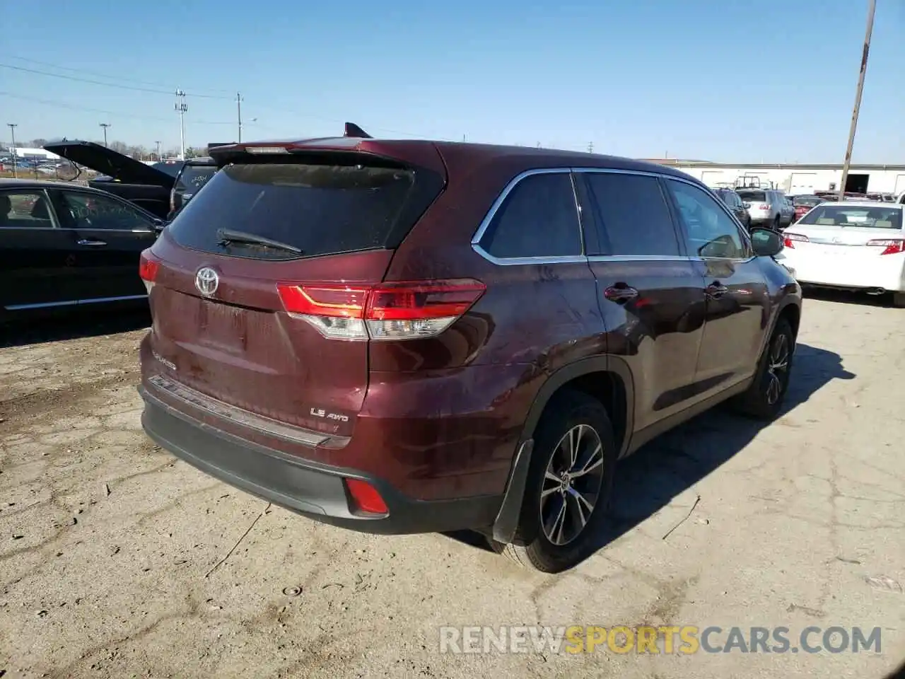 4 Photograph of a damaged car 5TDBZRFH0KS703338 TOYOTA HIGHLANDER 2019