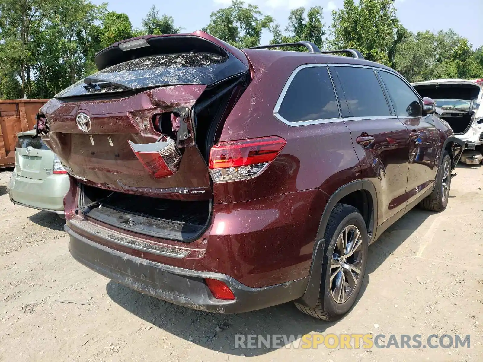 4 Photograph of a damaged car 5TDBZRFH0KS708829 TOYOTA HIGHLANDER 2019