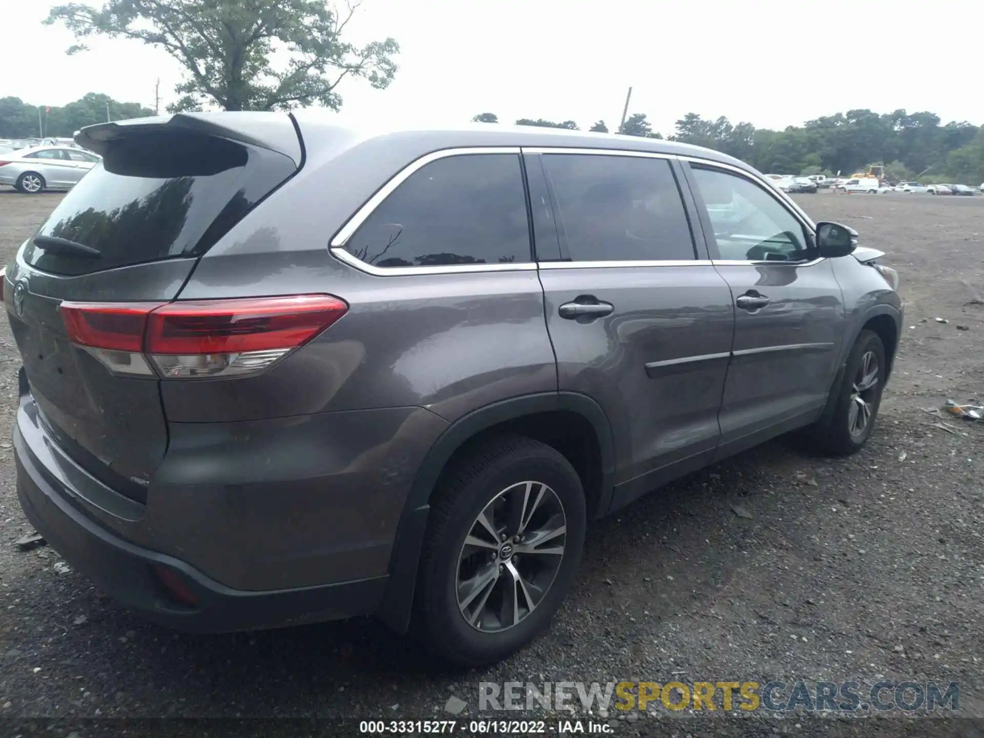 4 Photograph of a damaged car 5TDBZRFH0KS714016 TOYOTA HIGHLANDER 2019