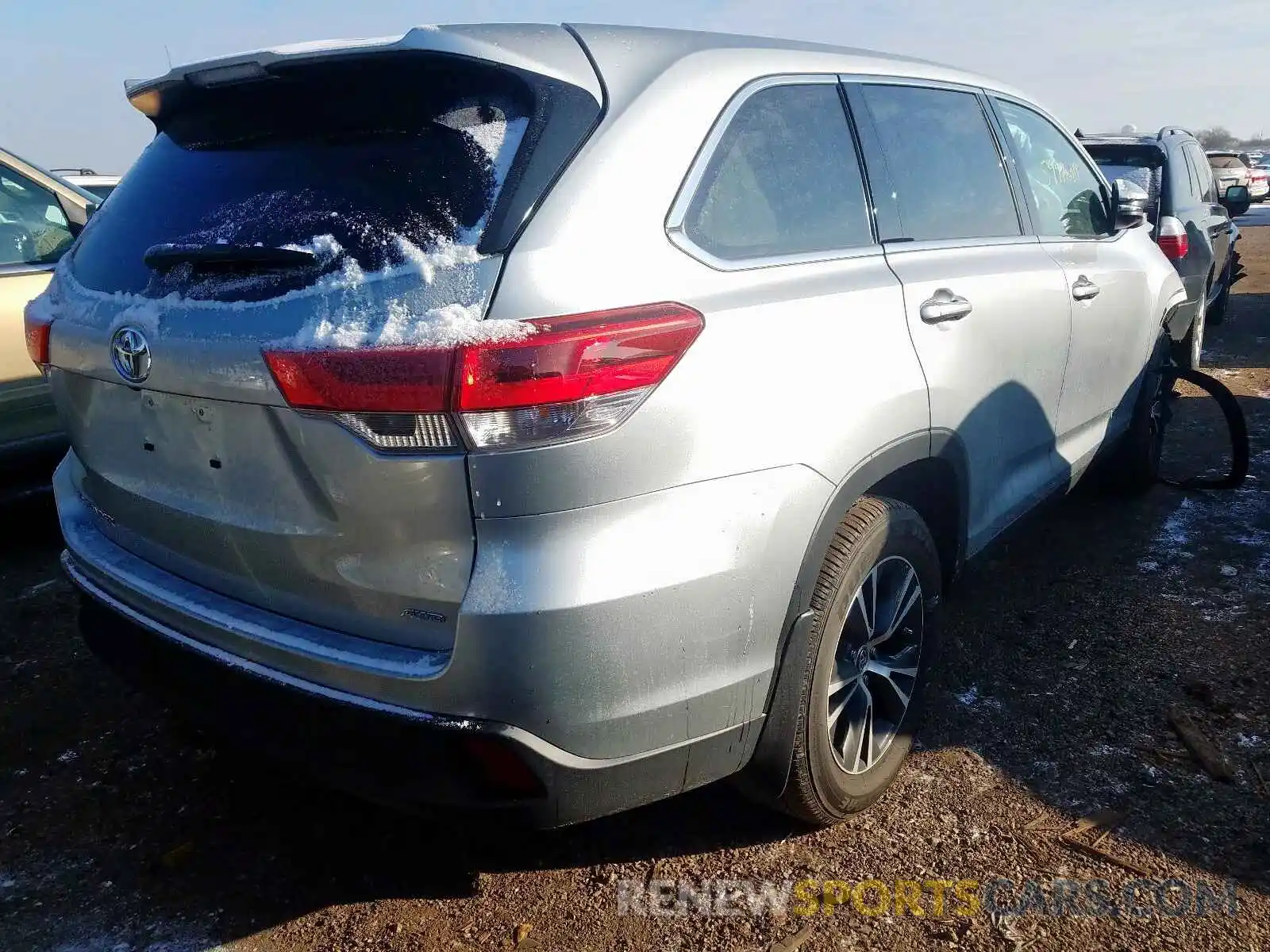 4 Photograph of a damaged car 5TDBZRFH0KS714419 TOYOTA HIGHLANDER 2019