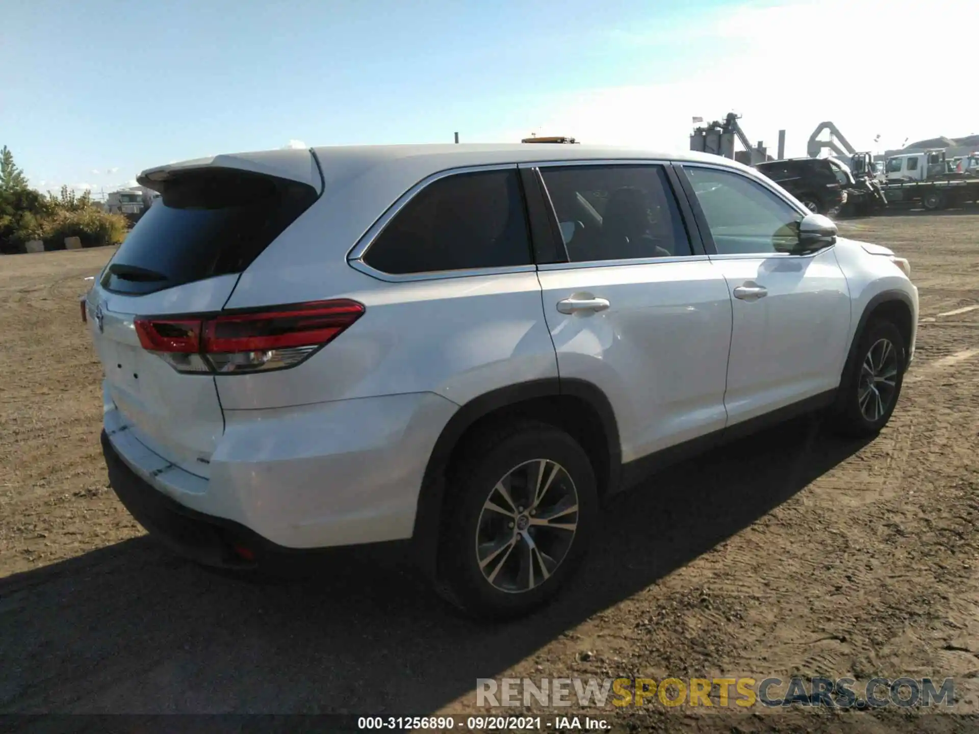 4 Photograph of a damaged car 5TDBZRFH0KS726716 TOYOTA HIGHLANDER 2019