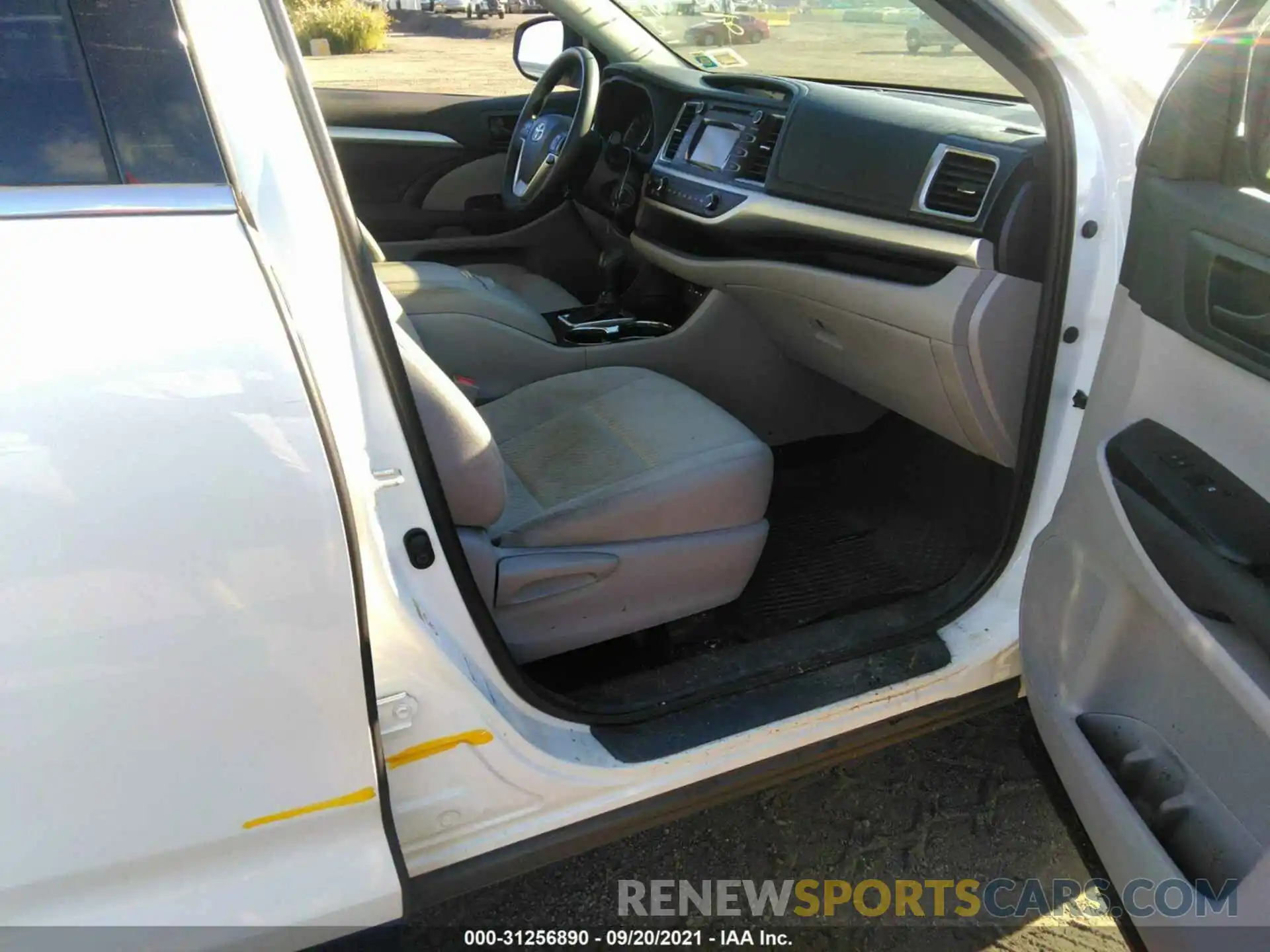 5 Photograph of a damaged car 5TDBZRFH0KS726716 TOYOTA HIGHLANDER 2019