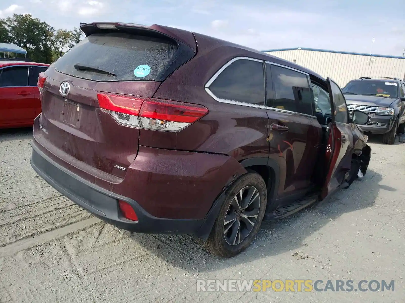 4 Photograph of a damaged car 5TDBZRFH0KS733908 TOYOTA HIGHLANDER 2019