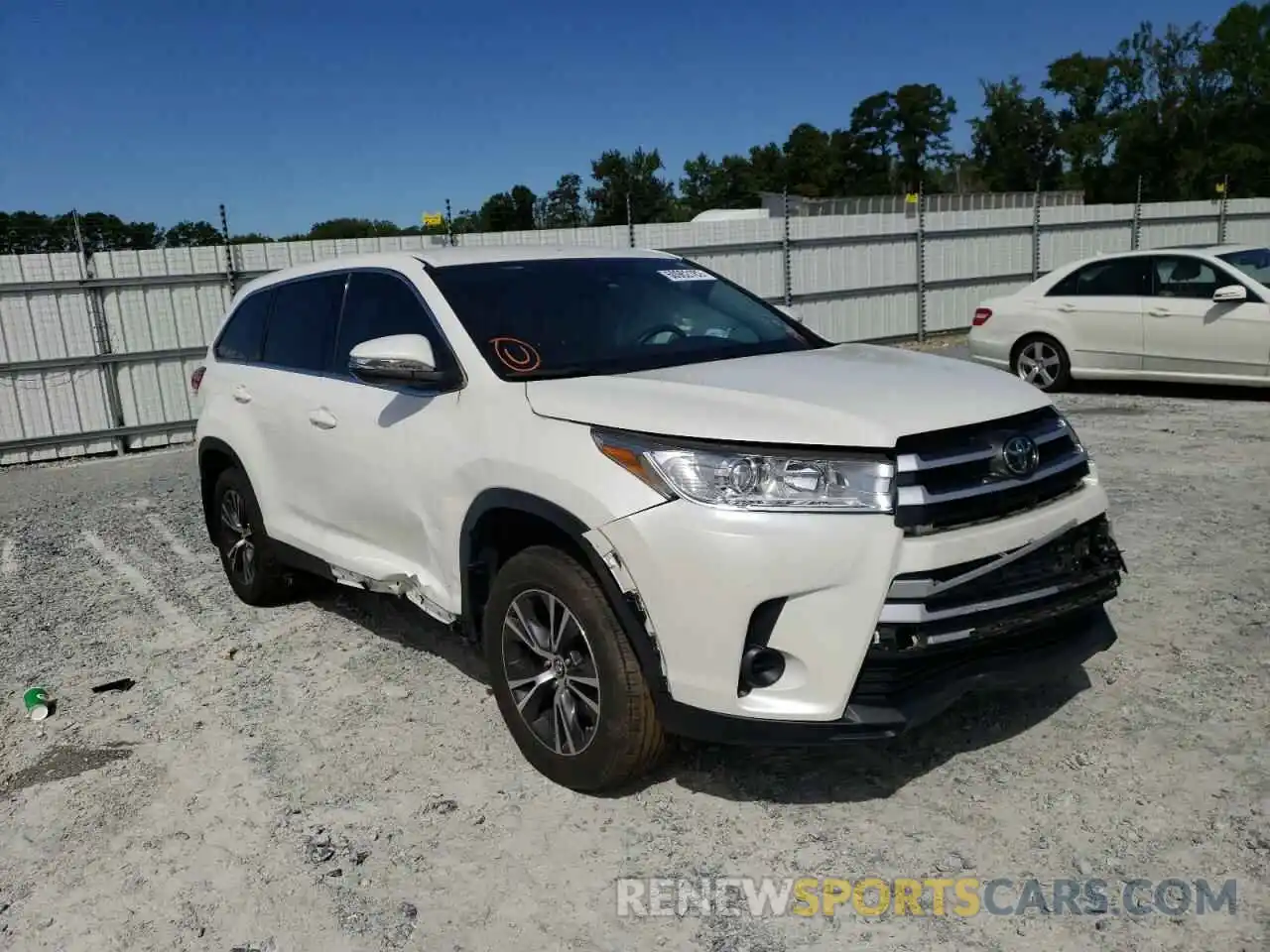 1 Photograph of a damaged car 5TDBZRFH0KS738154 TOYOTA HIGHLANDER 2019