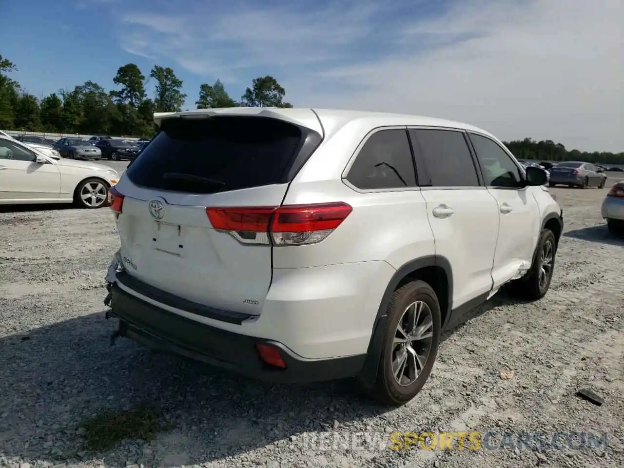 4 Photograph of a damaged car 5TDBZRFH0KS738154 TOYOTA HIGHLANDER 2019